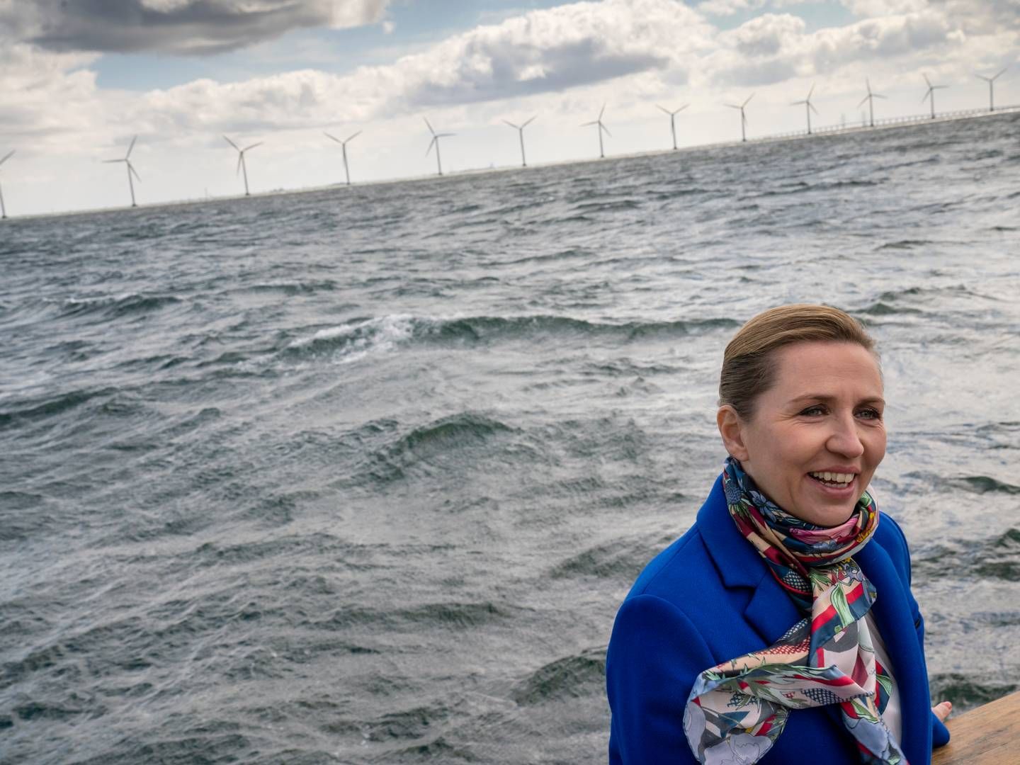 Statsminister Mette Frederiksen rejser mandag til den belgiske havneby Ostende for at underskrive en aftale om at 20-doble havvind i Nordsøen i samspil med otte andre lande. Her ses hun ved en havmølleparken Middelgrunden. | Foto: Stine Bidstrup