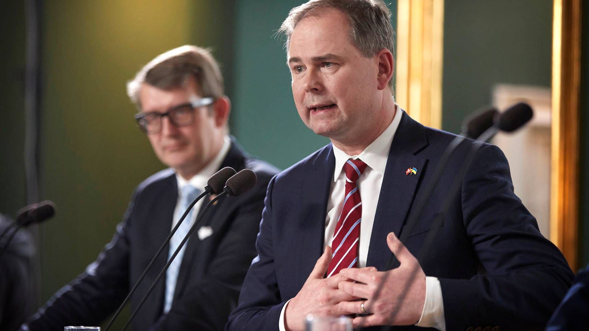 Finansminister Nicolai Wammen (S) (th.) vil mandag kl. 14.30 præsentere regeringens aftale om finansloven for 2023. | Foto: Jens Dresling