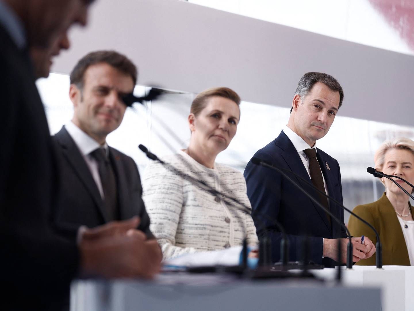 "We need to coordinate amongst ourselves. If we decide to build everything simultaneously, the industry will be in trouble," said the host for Monday's North Sea summit, Belgian Prime Minister Alexander De Croo (right). | Foto: Kenzo Tribouillard