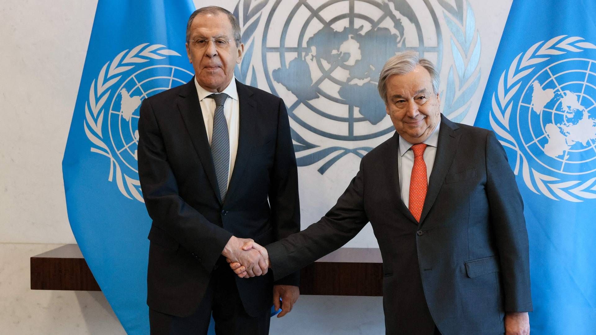Sergei Lavrov (th.) og Antonio Guterres på et møde i FN-sikkerhedsrådet mandag. | Foto: Handout