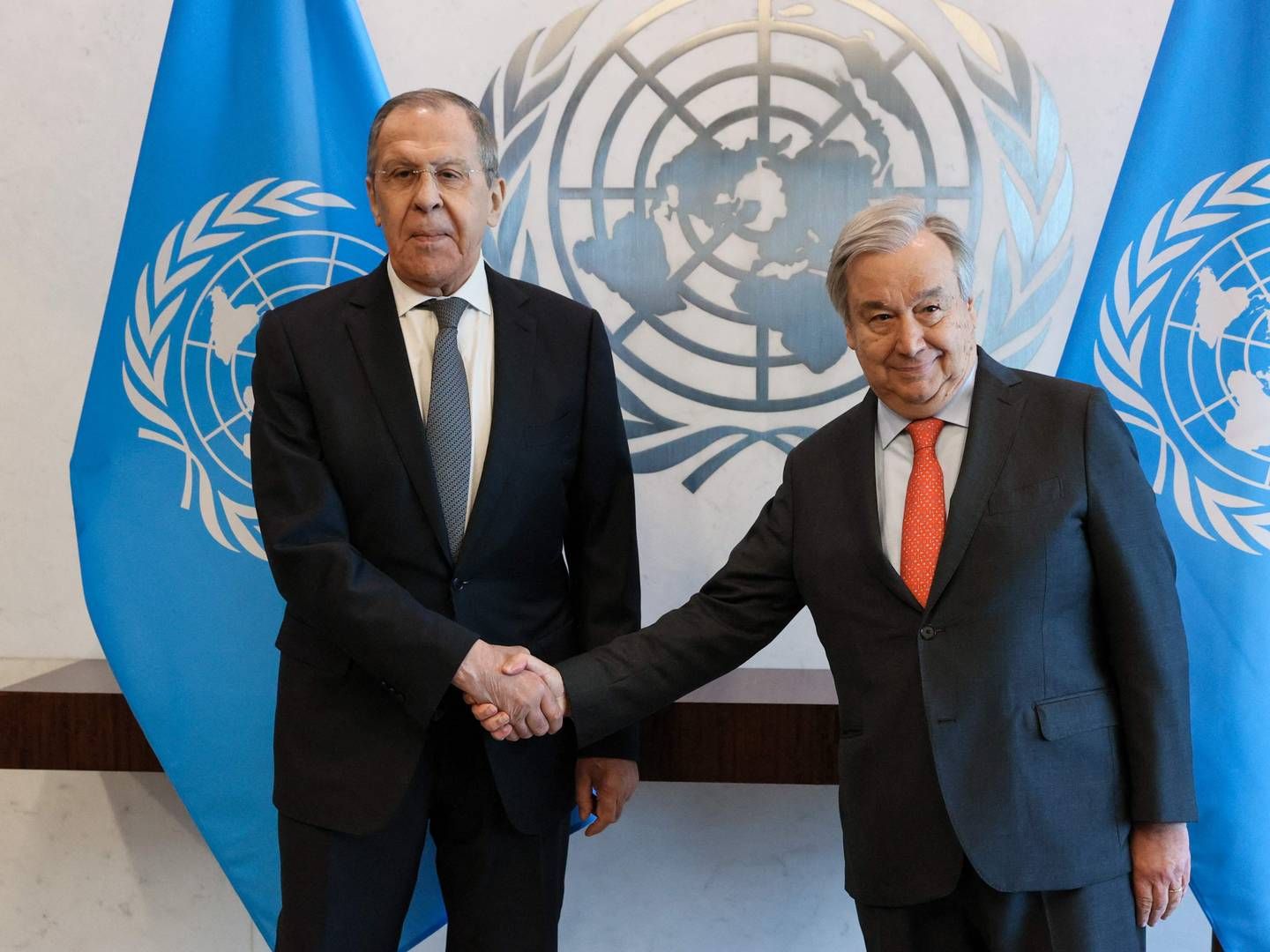Sergei Lavrov (th.) og Antonio Guterres på et møde i FN-sikkerhedsrådet mandag. | Foto: Handout