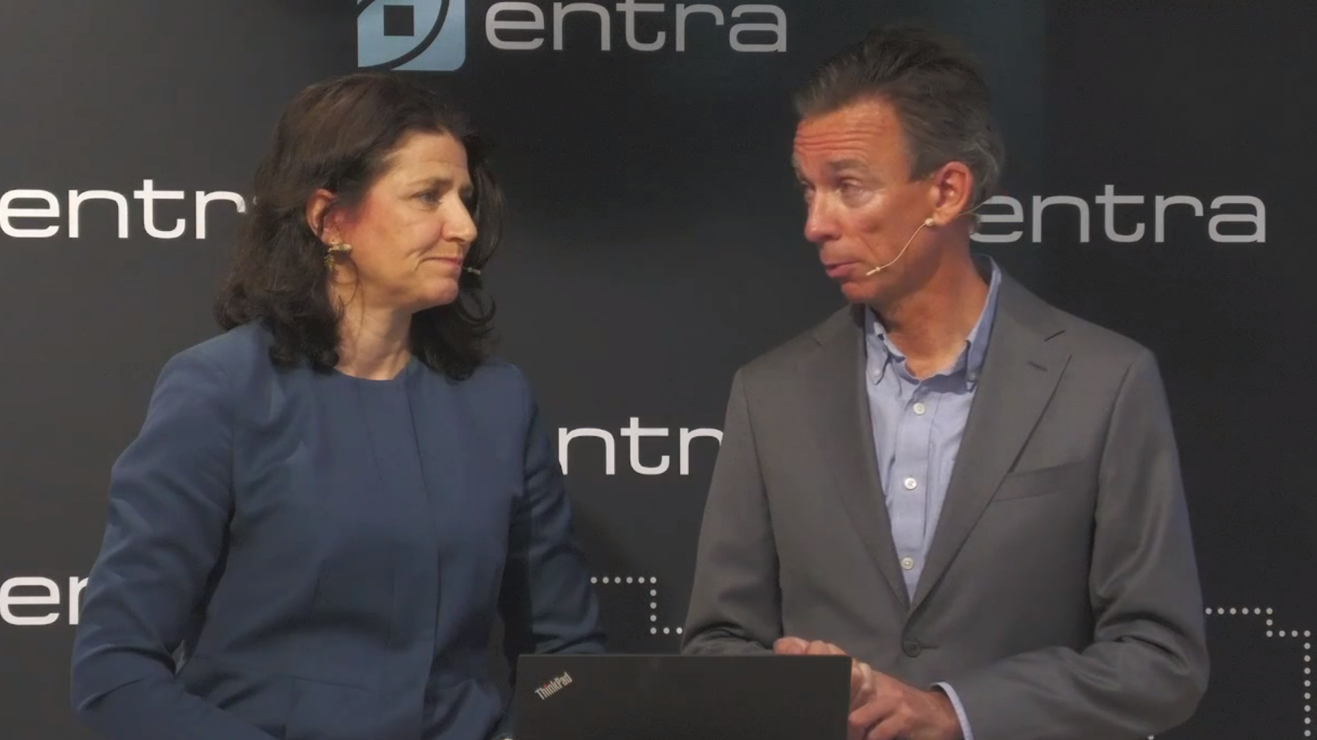 BLIR NEDGRADERT: Administrerende direktør Sonja Horn og Anders Olstad i Entra. | Foto: skjermdump av webcast på Entras hjemmeside
