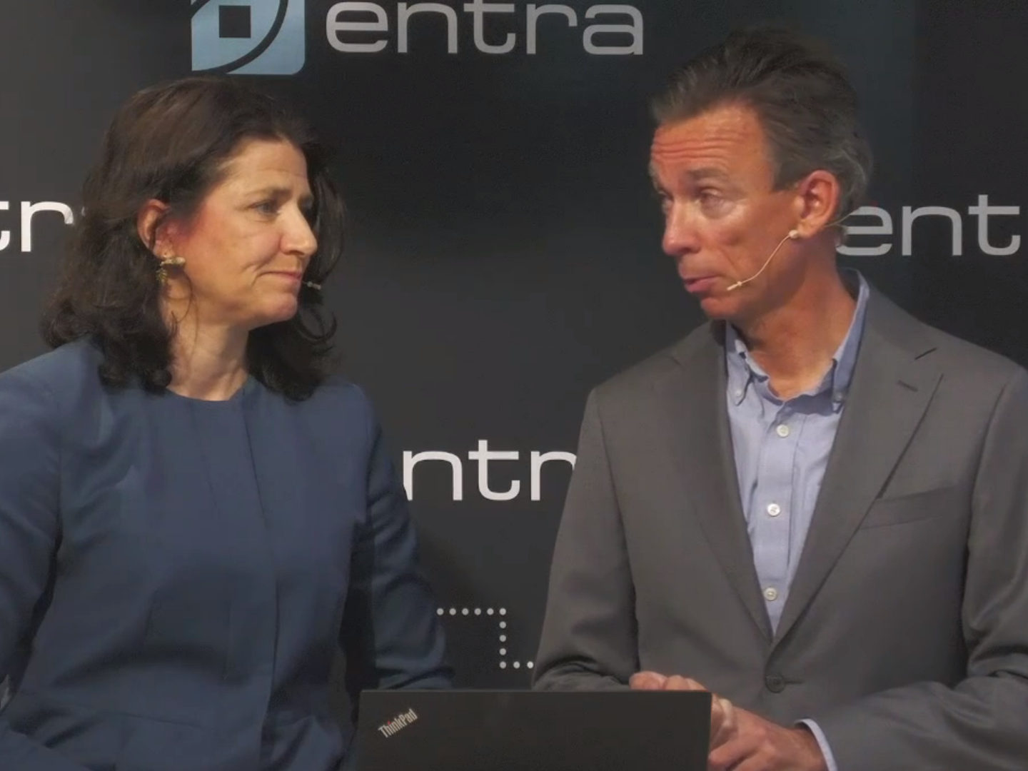 BLIR NEDGRADERT: Administrerende direktør Sonja Horn og Anders Olstad i Entra. | Foto: skjermdump av webcast på Entras hjemmeside