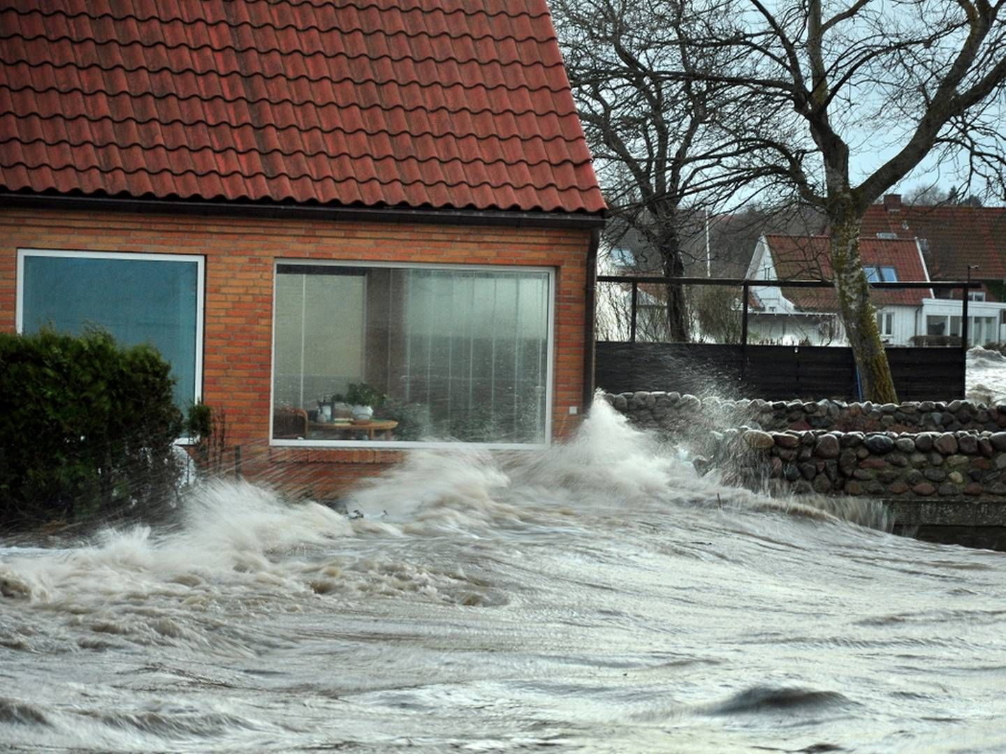 Oversvømmelser kan være alvorlige, det så vi f.eks. i december 2013, hvor stormen ’Bodil’ forårsagede omfattende oversvømmelser i beboede områder omkring Roskilde Fjord. | Foto: Martin Stendel, DMI