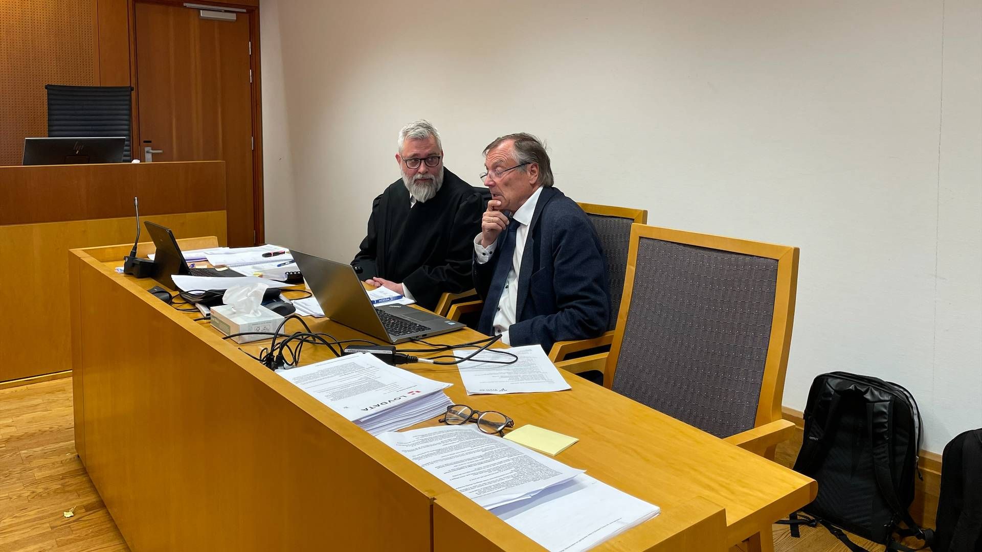 OMKAMP: Helge Tryti (t.h.) sammen med sin advokat Harald Holm Glad under rettssaken i tingretten i april. Nå er ankeforhandlingen berammet. | Foto: Stian Olsen/AdvokatWatch