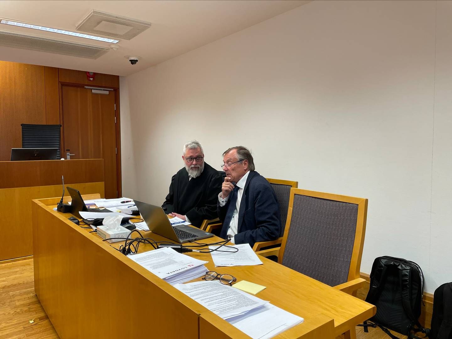 OMKAMP: Helge Tryti (t.h.) sammen med sin advokat Harald Holm Glad under rettssaken i tingretten i april. Nå er ankeforhandlingen berammet. | Foto: Stian Olsen/AdvokatWatch