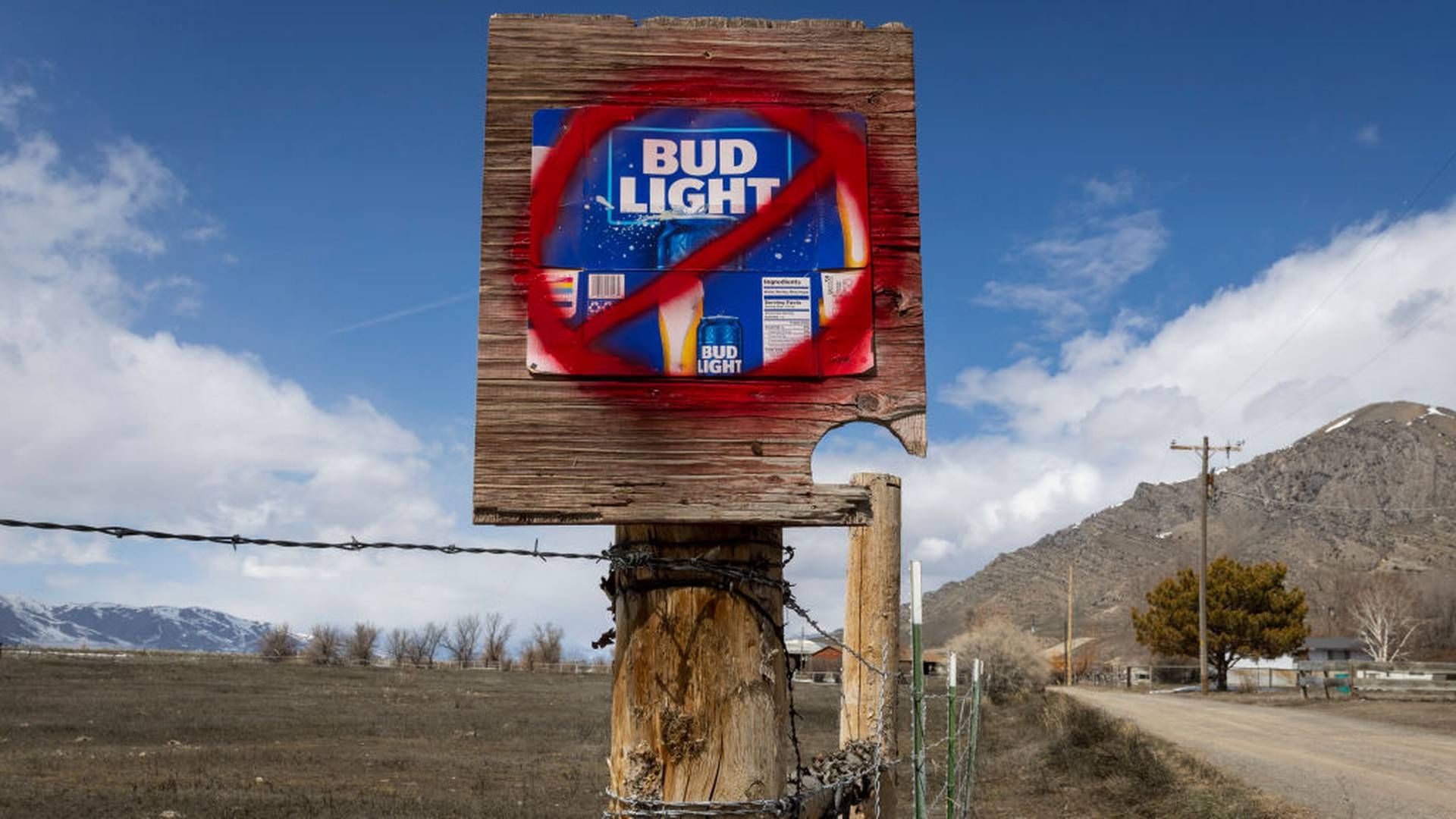 I 2023 skifter dagsordnerne hurtigt, og hvis man er over 165 år gammel, kan det være svært at følge med. Bryggeriet Anheuser-Busch har prøvet ved at bruge transpersonen Dylan Mulvaney til at promovere Bud Light, men det har fået flere til at boykotte ølmærket. | Foto: Getty Images