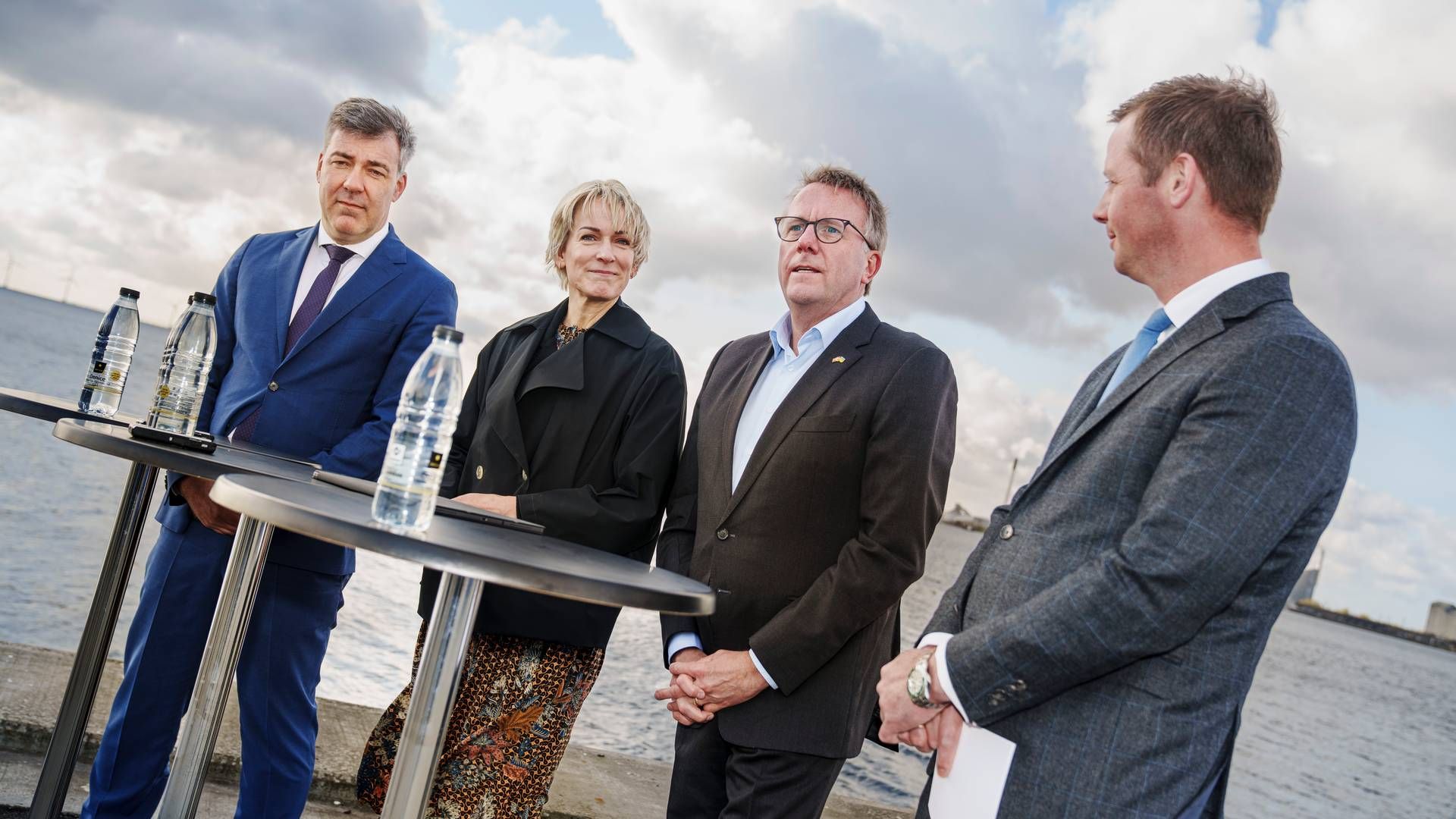 Formanden for et nyt havnepartnerskab, Christina Grumstrup Sørensen, flankeret af energiminister Lars Aagaard (M), erhvervsminister Morten Bødskov (S) og transportminister Thomas Danielsen (V). | Foto: Liselotte Sabroe/Ritzau Scanpix