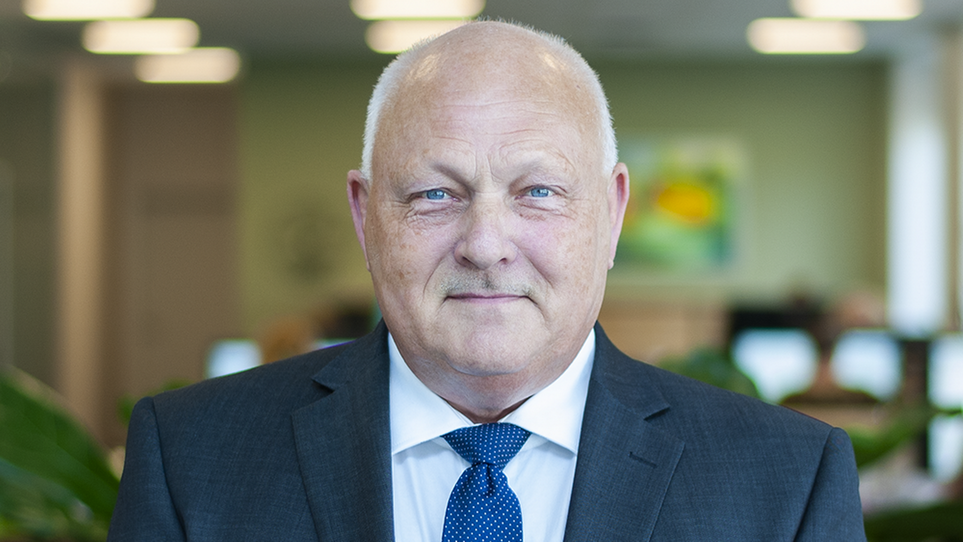 Holger Bruun er adm. direktør i Nordfyns Bank. Her ser man ind i gode takter.