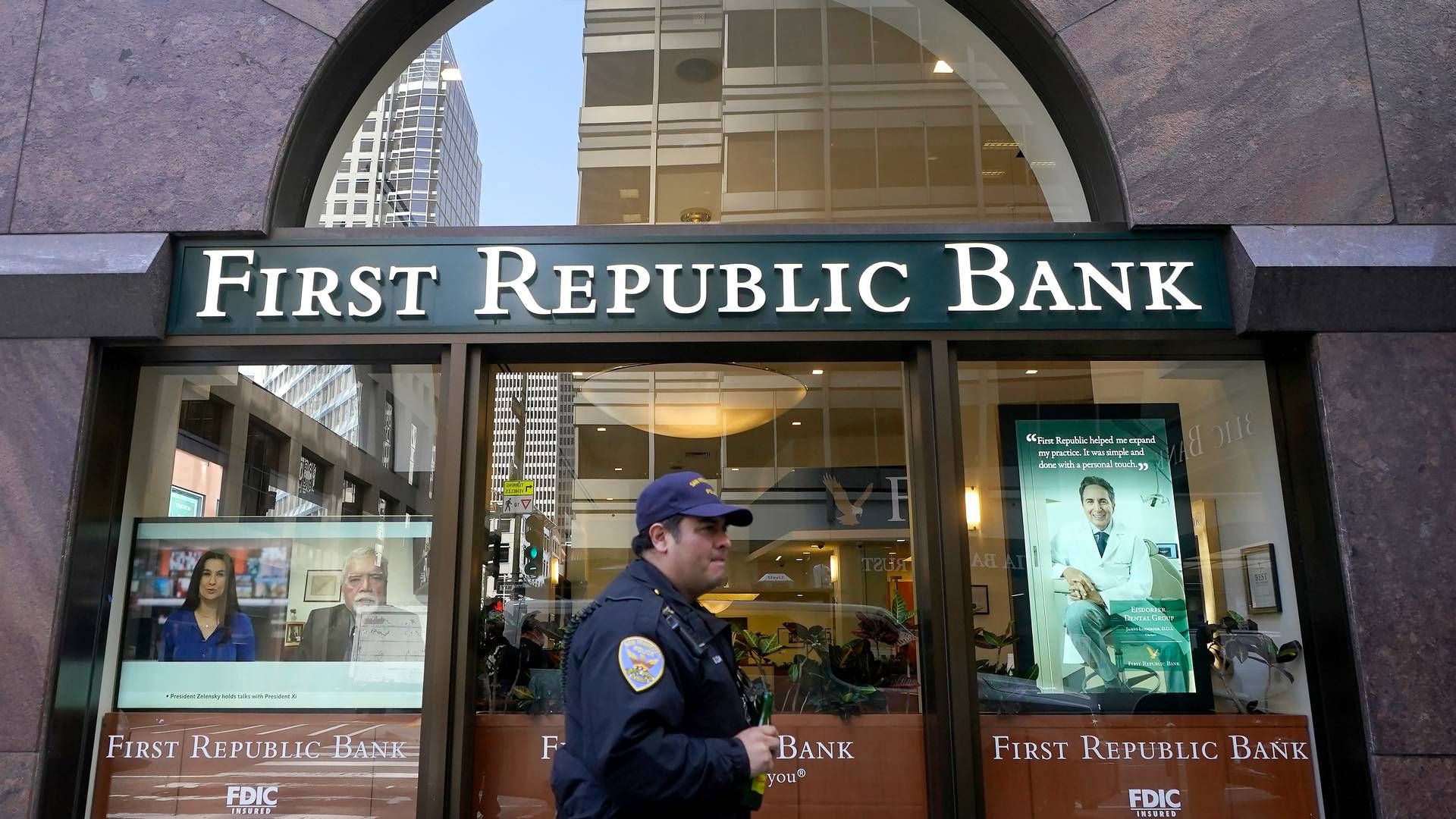 En sikkerhetsvakt utenfor en First Republic Bank-filial i San Francisco i forrige uke. Foto | Foto: Steven Senne / AP / NTB