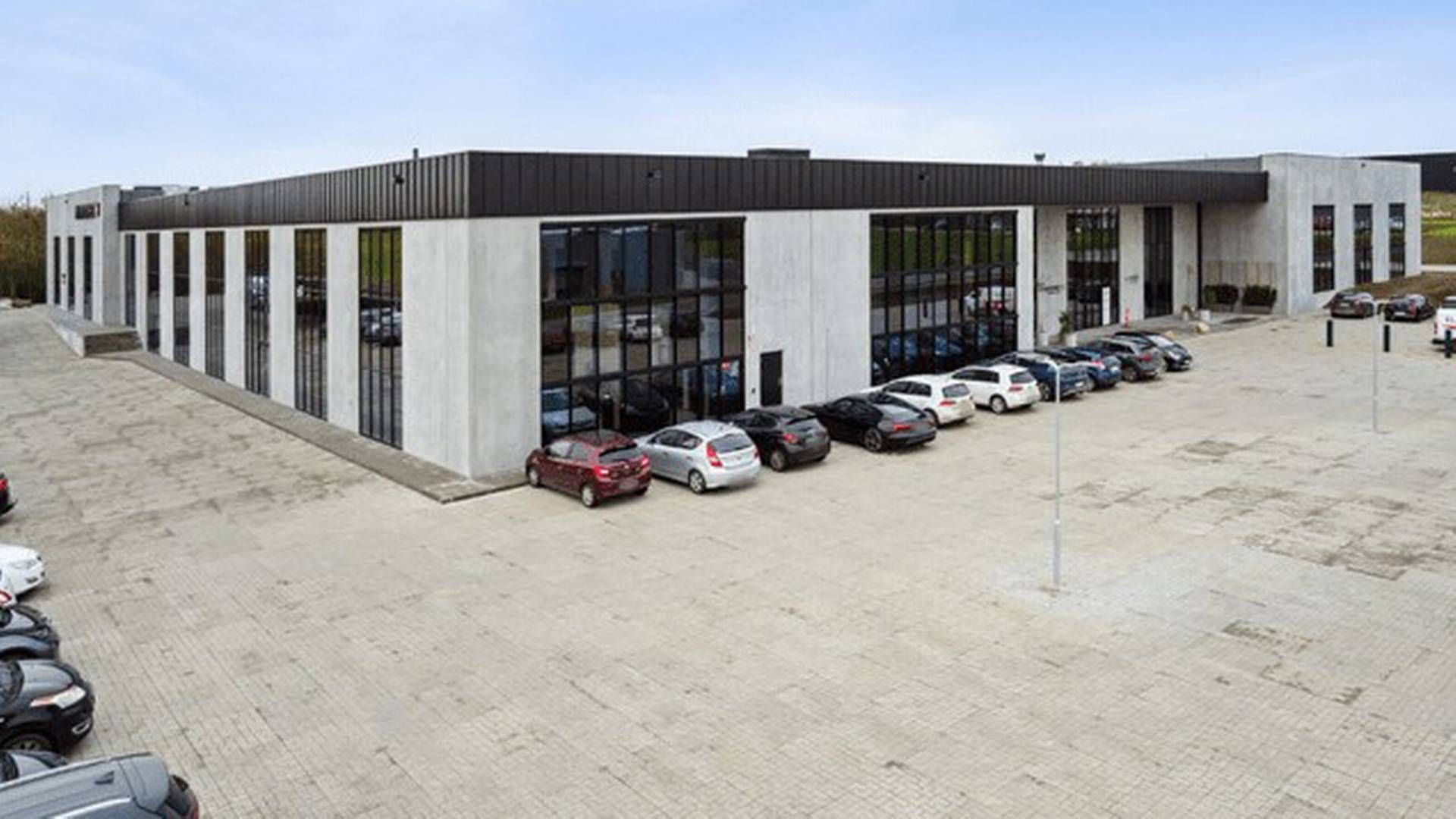 Erhvervsejendommen ligger i et nyere erhvervskvarter i udkanten af Aarhus N tæt på Østjyske Motorvej og Djurslandmotorvejen | Foto: PR