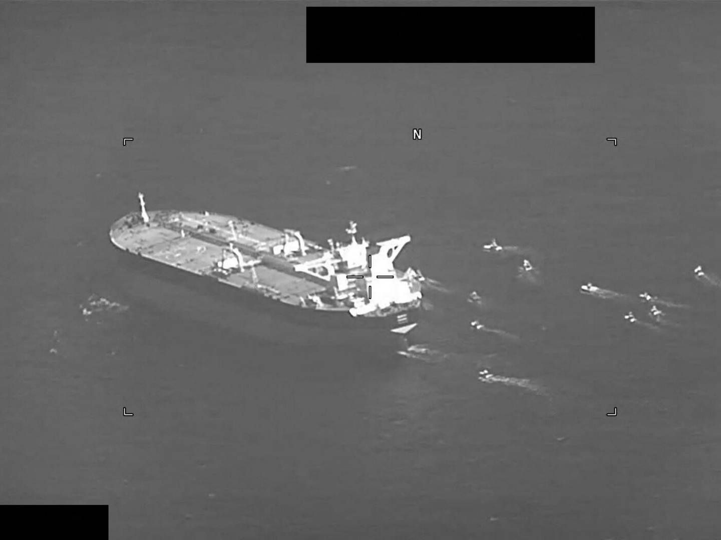 Et foto frigivet af USA's flåde viser, hvordan små iranske kanonbåde onsdag bortfører en olietankeren "Niovi" og tvinger det ind i iransk farvand i Hormuzstrædet. | Foto: Navcent Public Affairs/AFP/Ritzau Scanpix