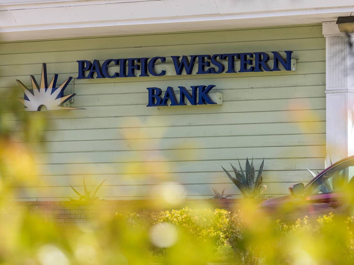 Pacific Western Bank er kommet i vælten, efter First Republic Bank tidligere på ugen blev købt af JPMorgan.
