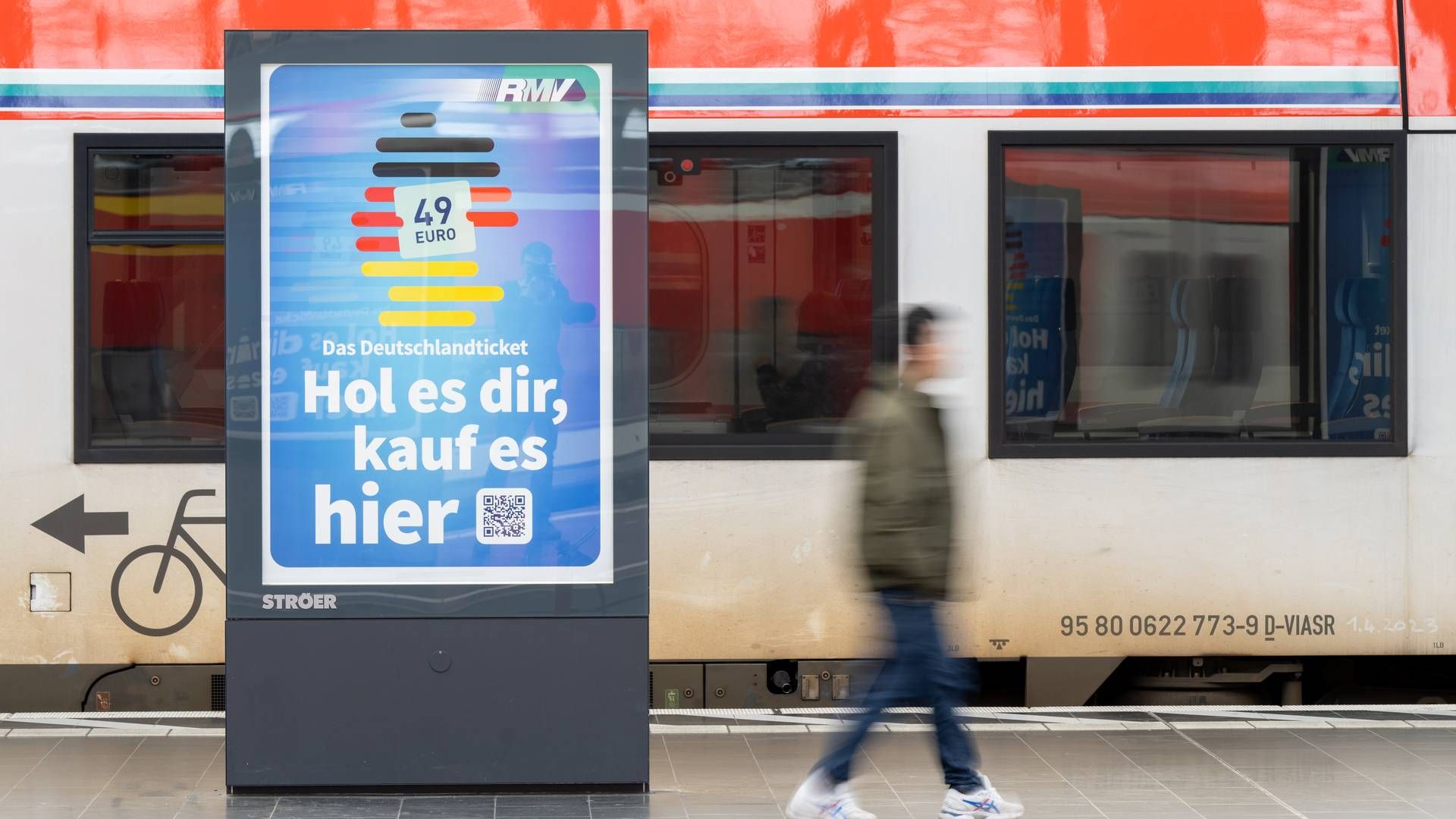 Beschäftigte der Deutschen Bank müssen sich derzeit noch selbst um das Deutschlandticket kümmern. | Foto: picture alliance/dpa | Sebastian Gollnow