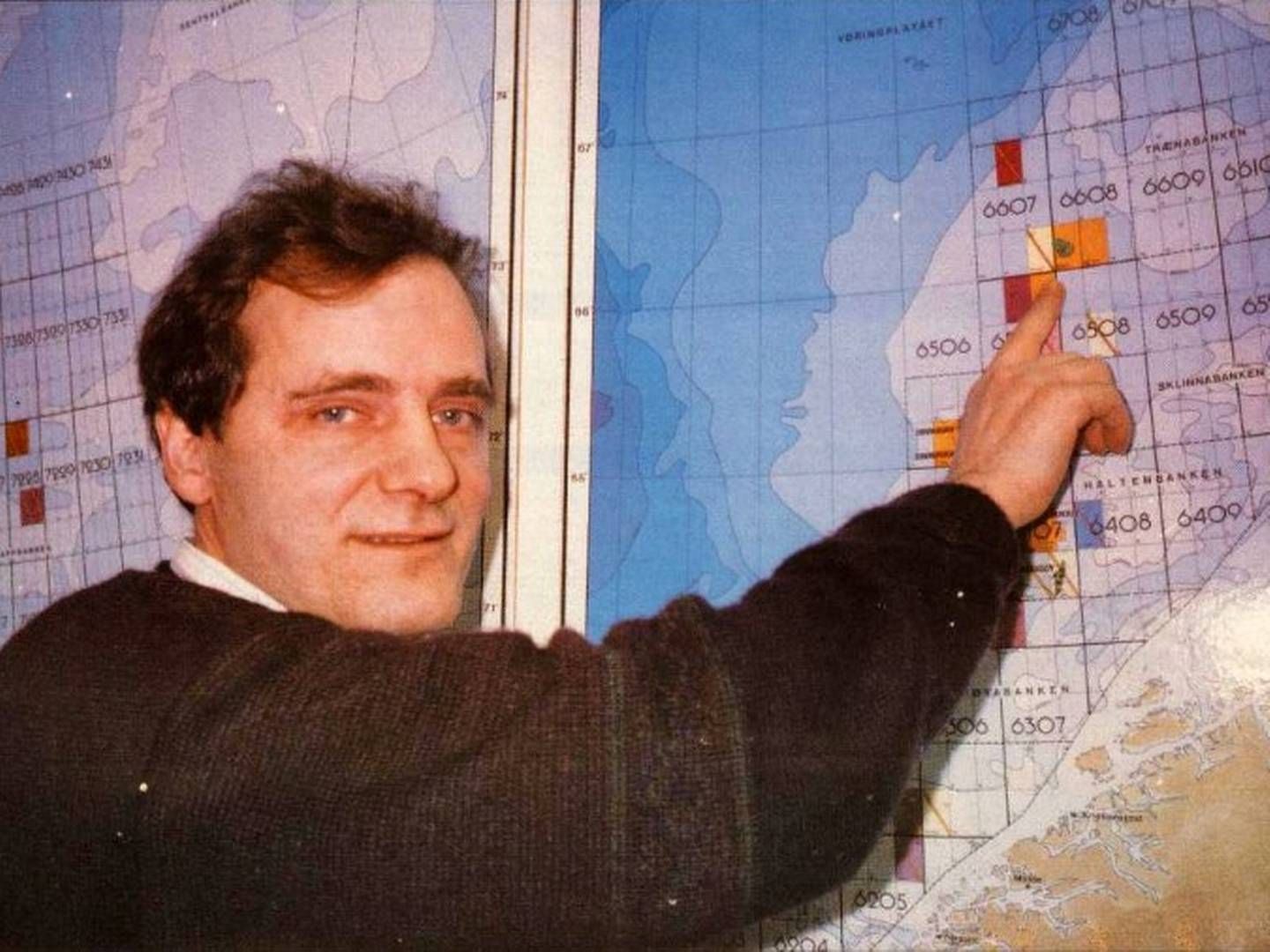 FUNN: Geologen Magnar Larsen ga aldri opp å finne olje på Norne-feltet, men ønsket aldri å være den som ble frontet etter funnet. Her er han likevel avbildet i Statoils internmagasin Status i 1993. | Foto: Faksimile: Status 1993/Sveinung Sletten