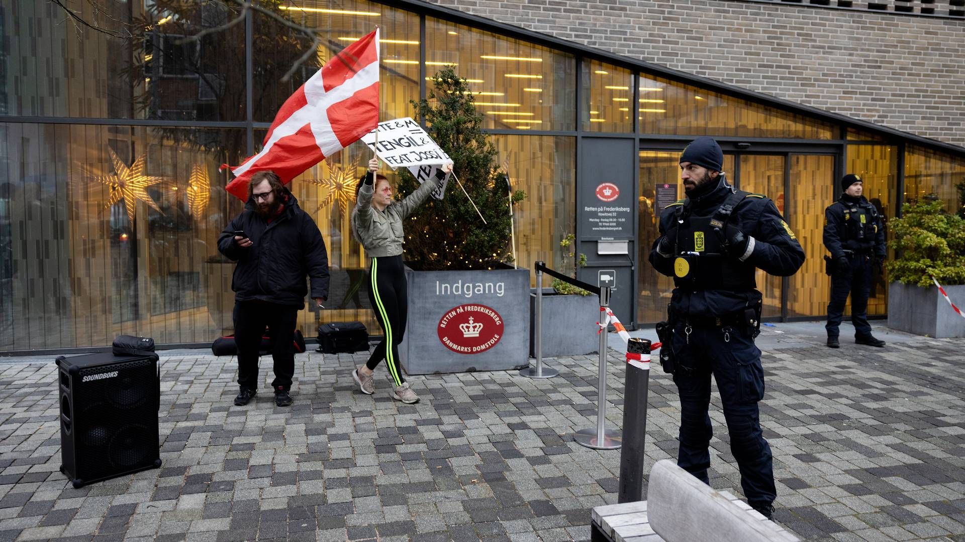 Der blev blandt andet demonstreret ude foran Retten på Frederiksberg i forbindelse med afhøringerne i Minkkommissionen. | Foto: Thomas Borberg