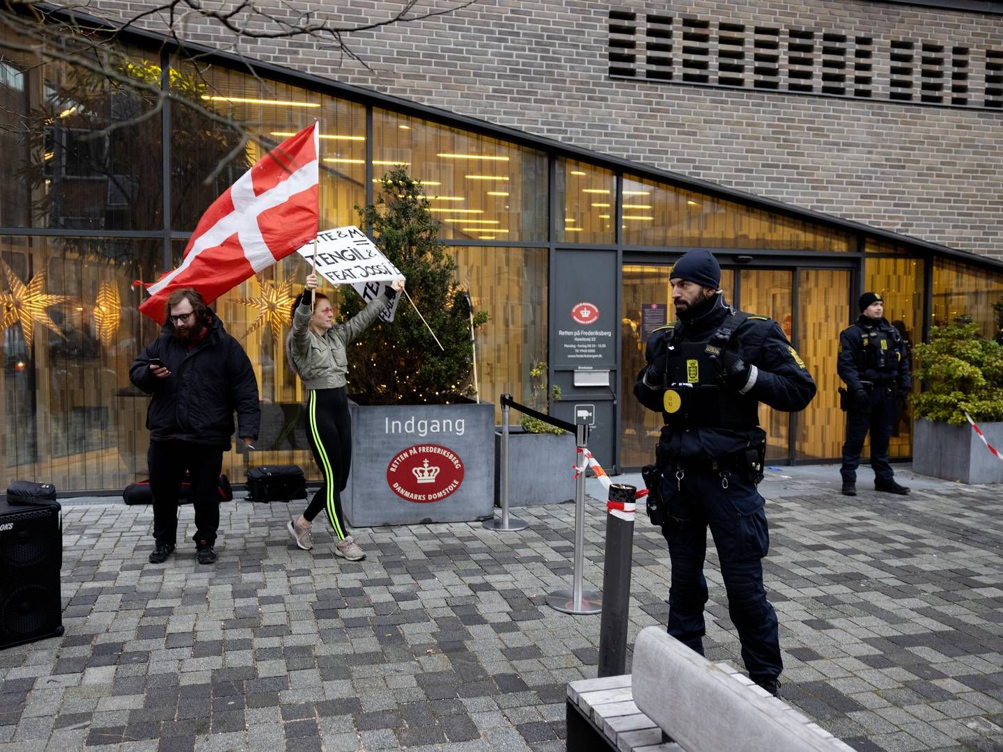 Der blev blandt andet demonstreret ude foran Retten på Frederiksberg i forbindelse med afhøringerne i Minkkommissionen. | Foto: Thomas Borberg