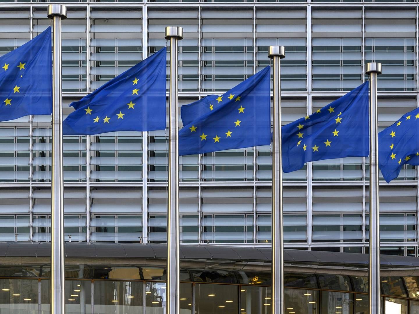 EU-Flaggen vor Berlaymont-Gebäude, dem Sitz der Europäischen Kommission in Brüssel. | Foto: picture alliance / Geisler-Fotopress | Dwi Anoraganingrum/Geisler-Fotop