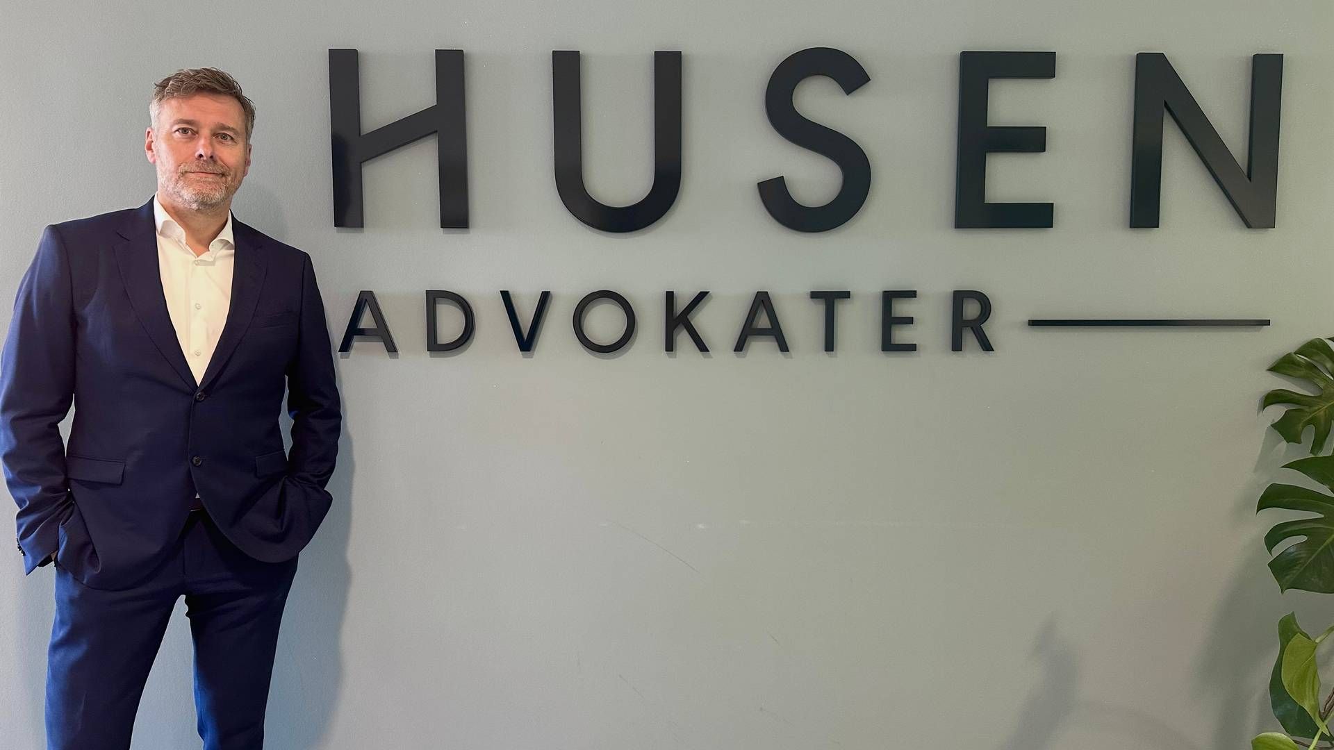 Administrations- og HR-chef Bjarne Jakobsen fortæller, at firmaet tog beslutningen om at holde fast i fridagen, allerede mens diskussionen kørte for fuld udblæsning. | Foto: Husen Advokater / Pr