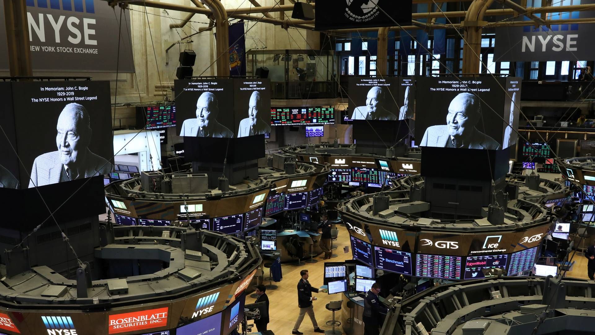 Screens display a tribute to Jack Bogle, founder and retired CEO of The Vanguard Group, on the floor of the New York Stock Exchange (NYSE) in New York, U.S., January 17, 2019. | Photo: Brendan Mcdermid/Reuters/Ritzau Scanpix
