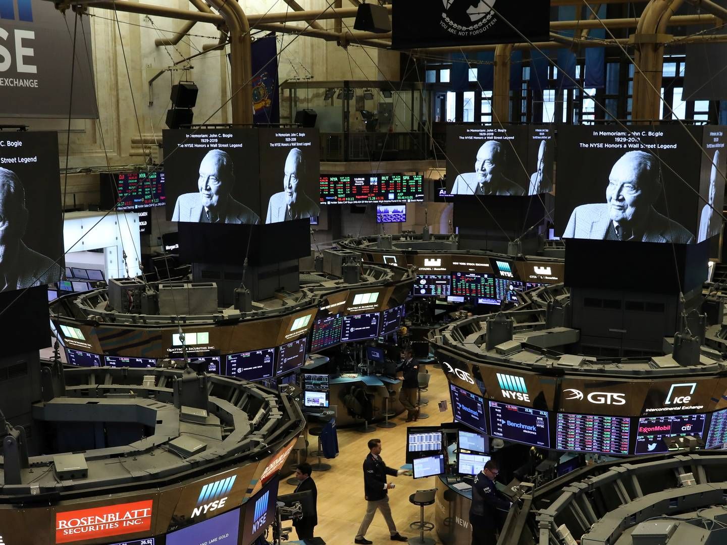 Screens display a tribute to Jack Bogle, founder and retired CEO of The Vanguard Group, on the floor of the New York Stock Exchange (NYSE) in New York, U.S., January 17, 2019. | Foto: Brendan Mcdermid/Reuters/Ritzau Scanpix