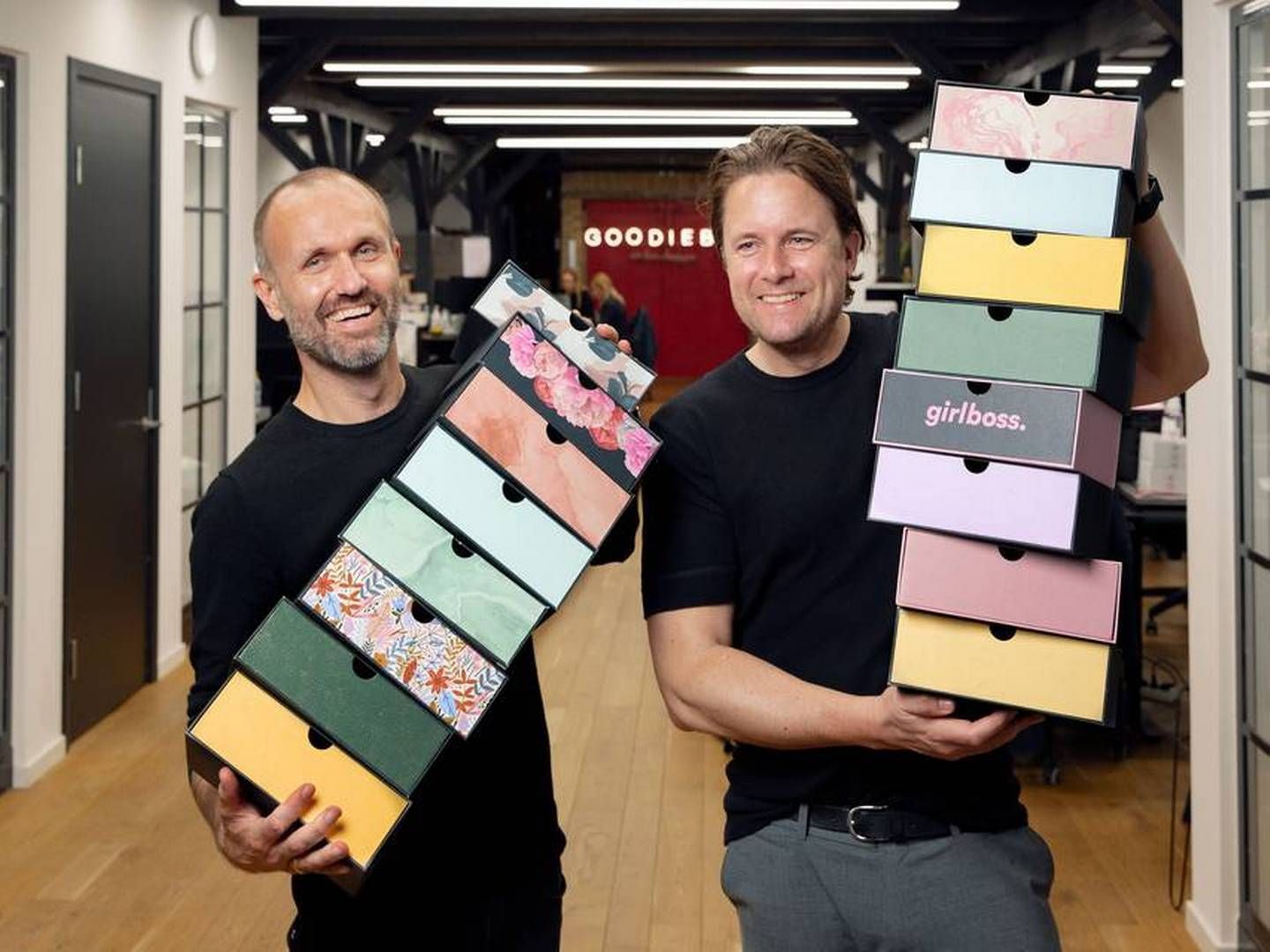 Rasmus Schmiegelow (tv.) og Nikolaj Leonhard-Hjorth grundlagde Goodiebox i 2012. Sidstnævnte er fortsat aktionær og marketingchef i selskabet. | Foto: Goodiebox