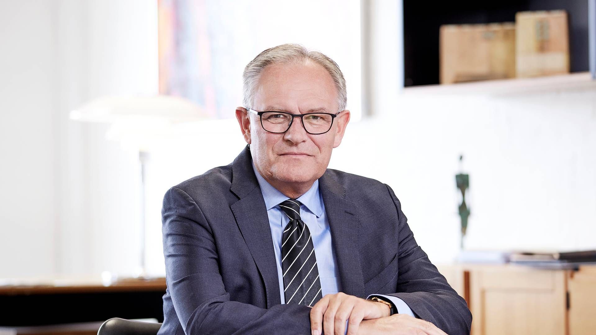 Jan Uslø Madsen, adm. bankdirektør i Vestjysk Bank, vil holde foden på speederen og bremsen på samme tid resten af året. | Foto: Pr/vestjysk Bank