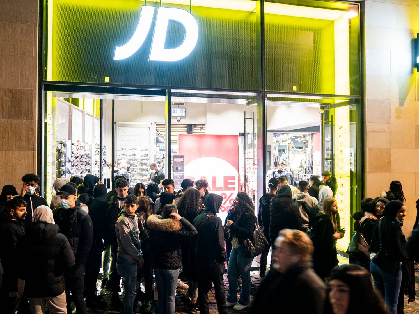 JD Sports har en flagskibsbutik på Strøget i København. Her var der lang kø til i marts 2021 i forbindelse med genåbningen af butikken, der havde været tvangslukket som følge af coronapandemien. | Foto: Rasmus Flindt Pedersen