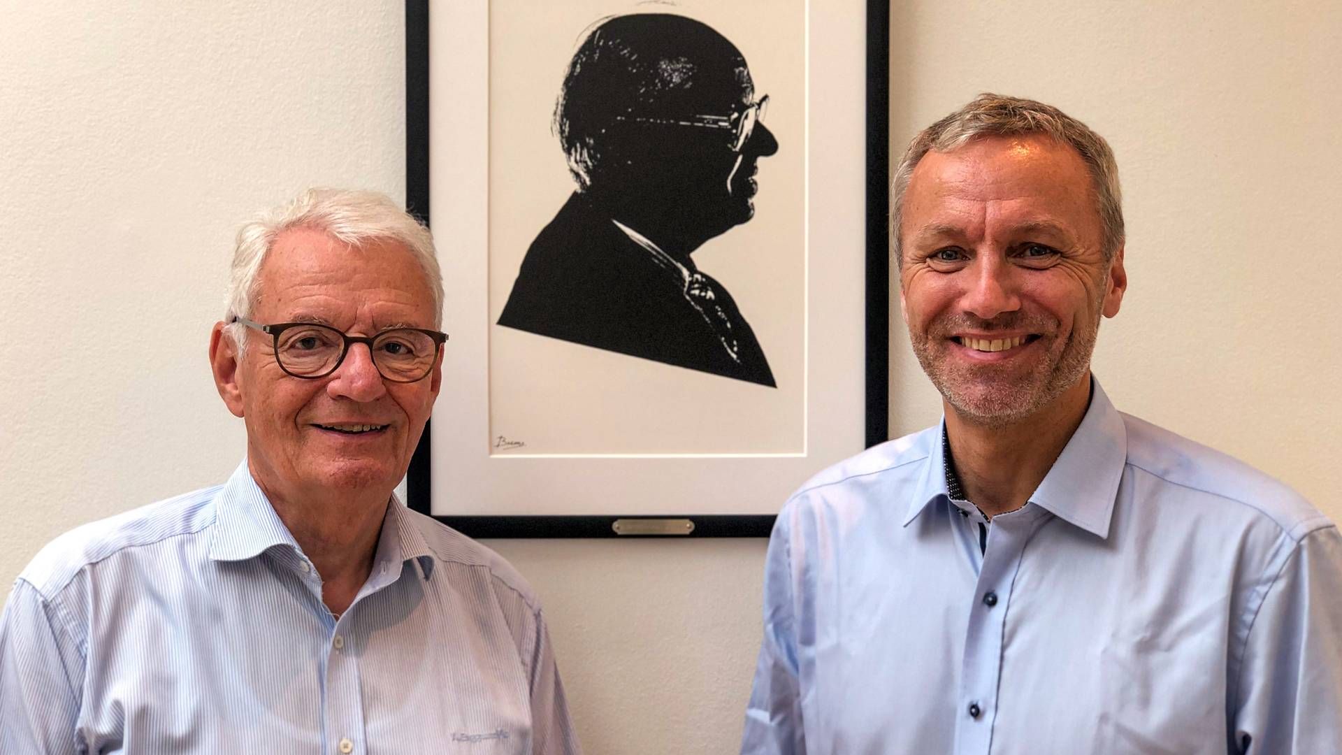 Asger Enggaard (th) med sin far, Jørgen Enggaard, der i 2020 slap tøjlerne i familiekoncernen. På billedet i baggrunden ses stifteren af A. Enggaard, Asger Enggaard. | Foto: PR