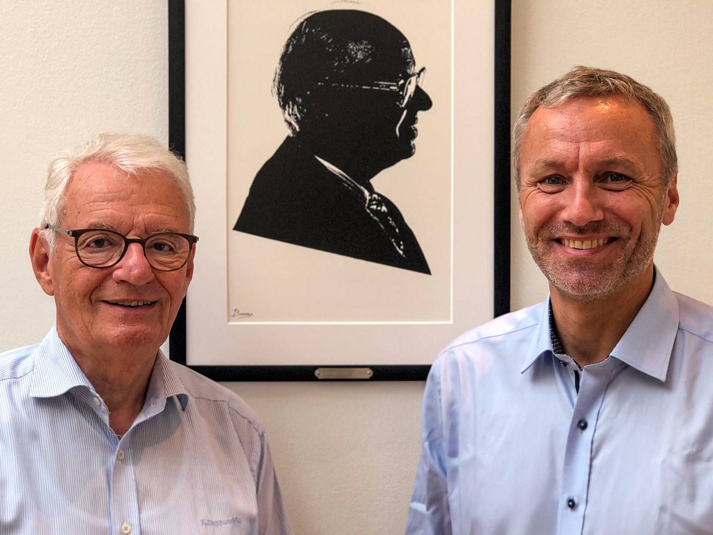 Asger Enggaard (th) med sin far, Jørgen Enggaard, der i 2020 slap tøjlerne i familiekoncernen. På billedet i baggrunden ses stifteren af A. Enggaard, Asger Enggaard. | Foto: PR