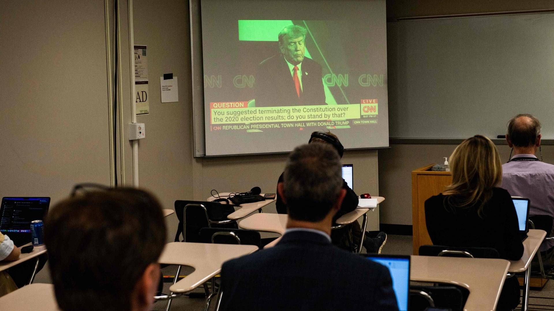 Journalister følger her med i onsdagens interview med Donald Trump på CNN. | Foto: Joseph Prezioso/AFP/Ritzau Scanpix