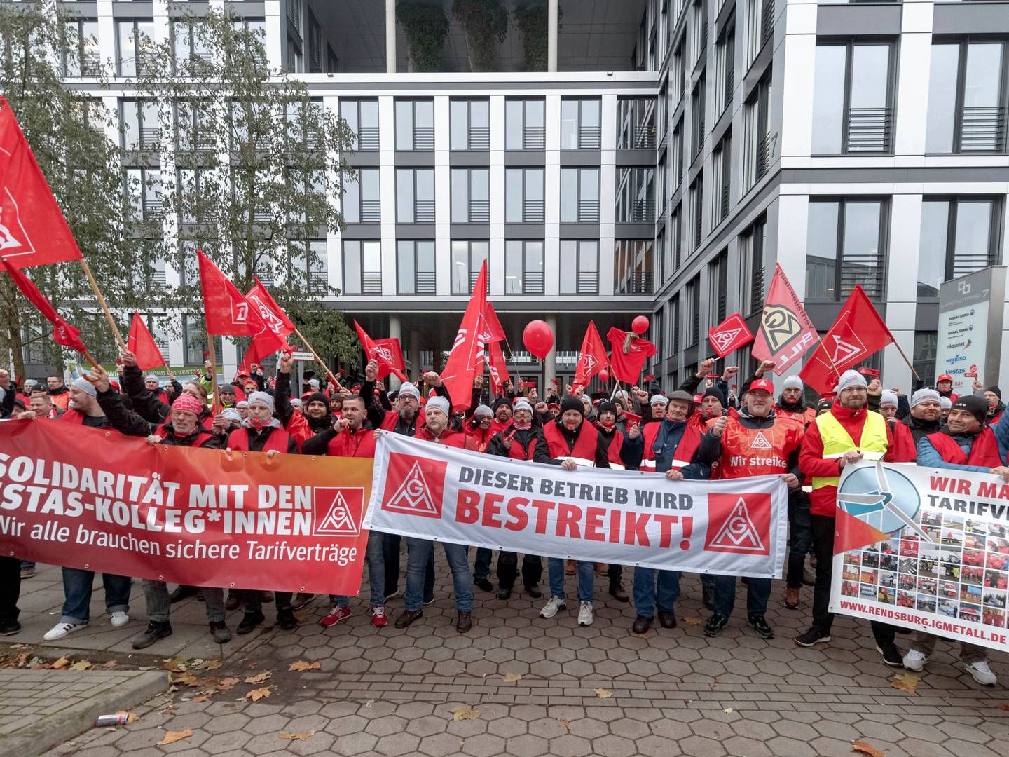 Archival picture from December 2022. In it, IG Metall-workers demonstrate in front of Vestas's facilities in Hamburg.