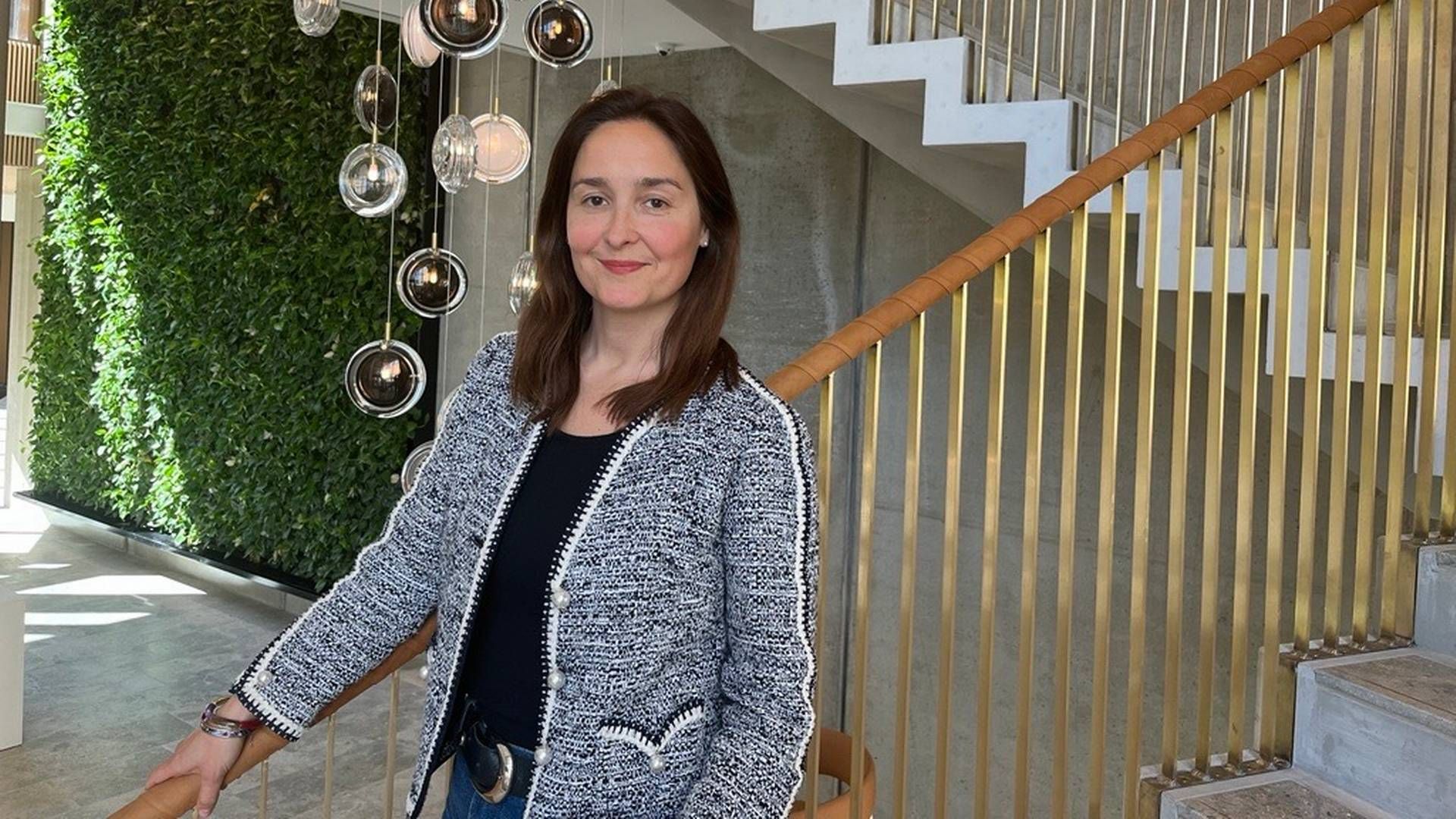 Natalia Rogaczewska har de seneste år rådgivet virksomheder om strategisk håndtering af barsel i forhold til øget konkurrenceevne, kønsligestilling og inklusion. Nu er hun trådt ind på Accuras nye kontor i Nordhavn i København. | Foto: Accura / Pr
