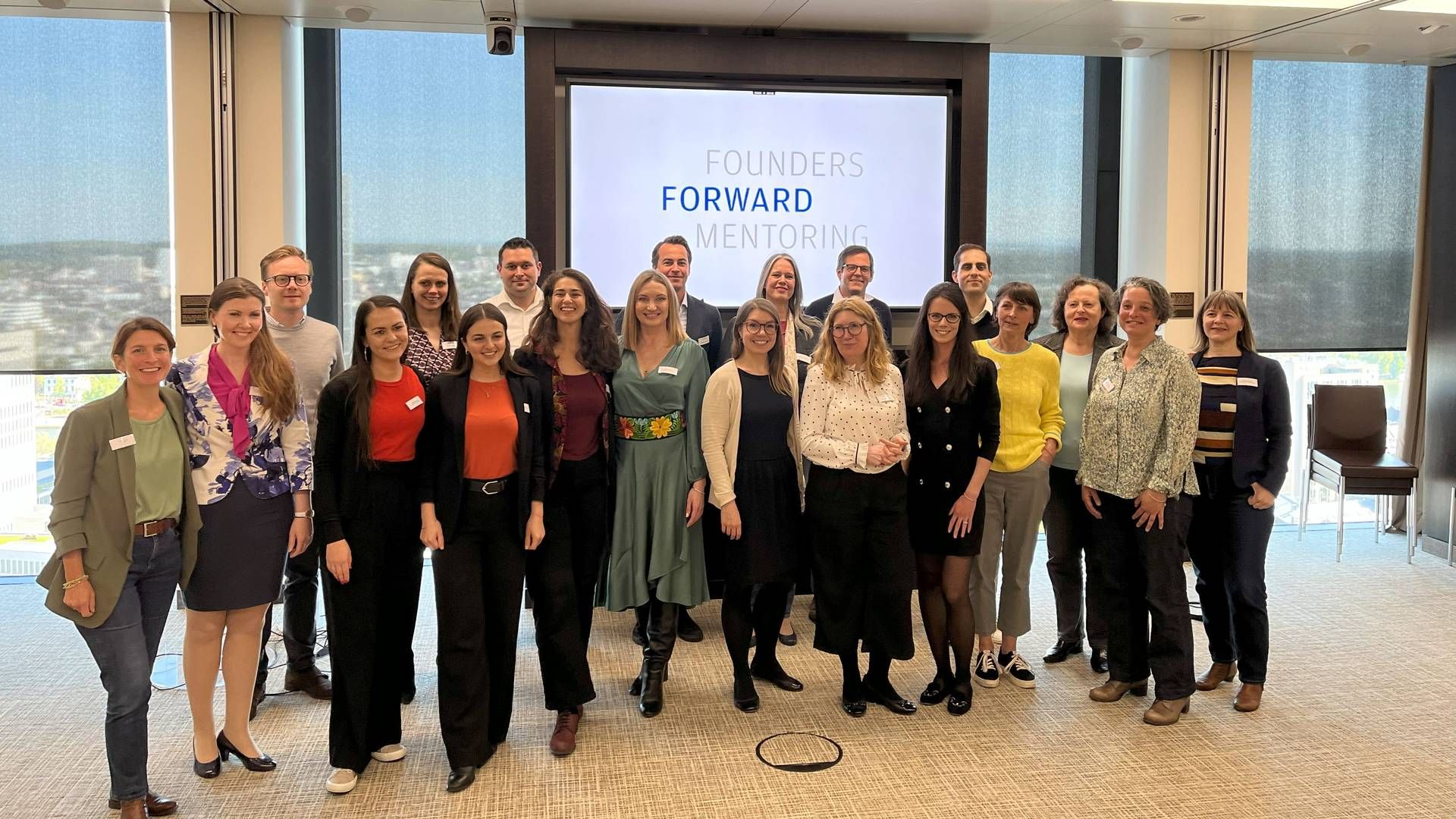 Hanka Boldemann (5. von links) inmitten der Teilnehmerinnen des Founders Forward Mentoring-Programm | Foto: JPMorgan