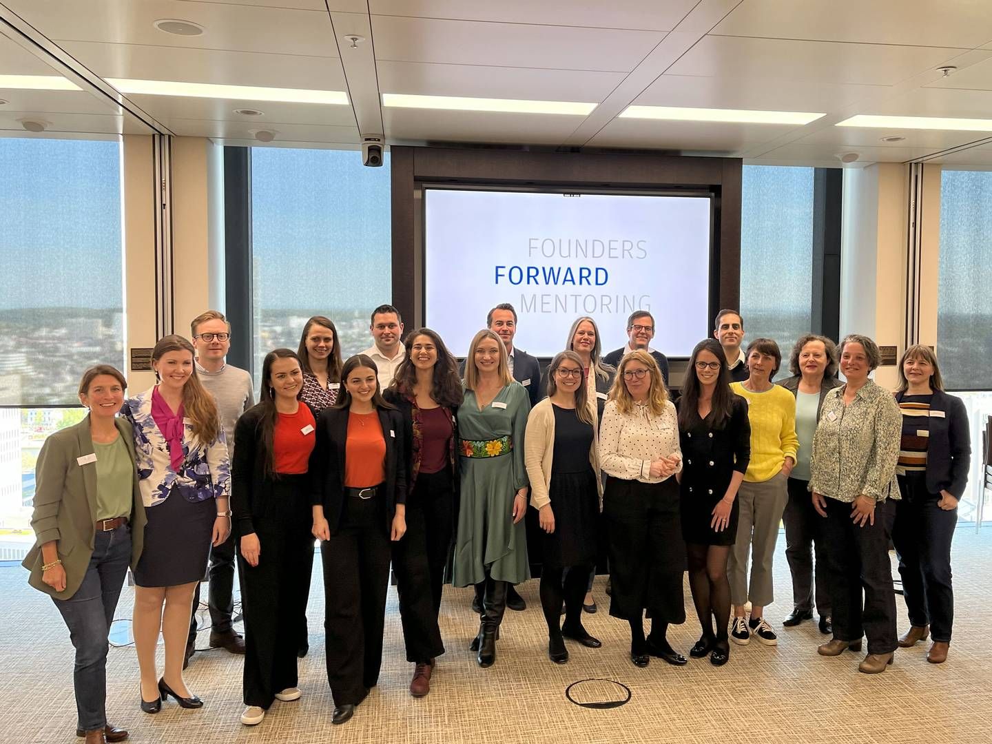 Hanka Boldemann (5. von links) inmitten der Teilnehmerinnen des Founders Forward Mentoring-Programm | Foto: JPMorgan