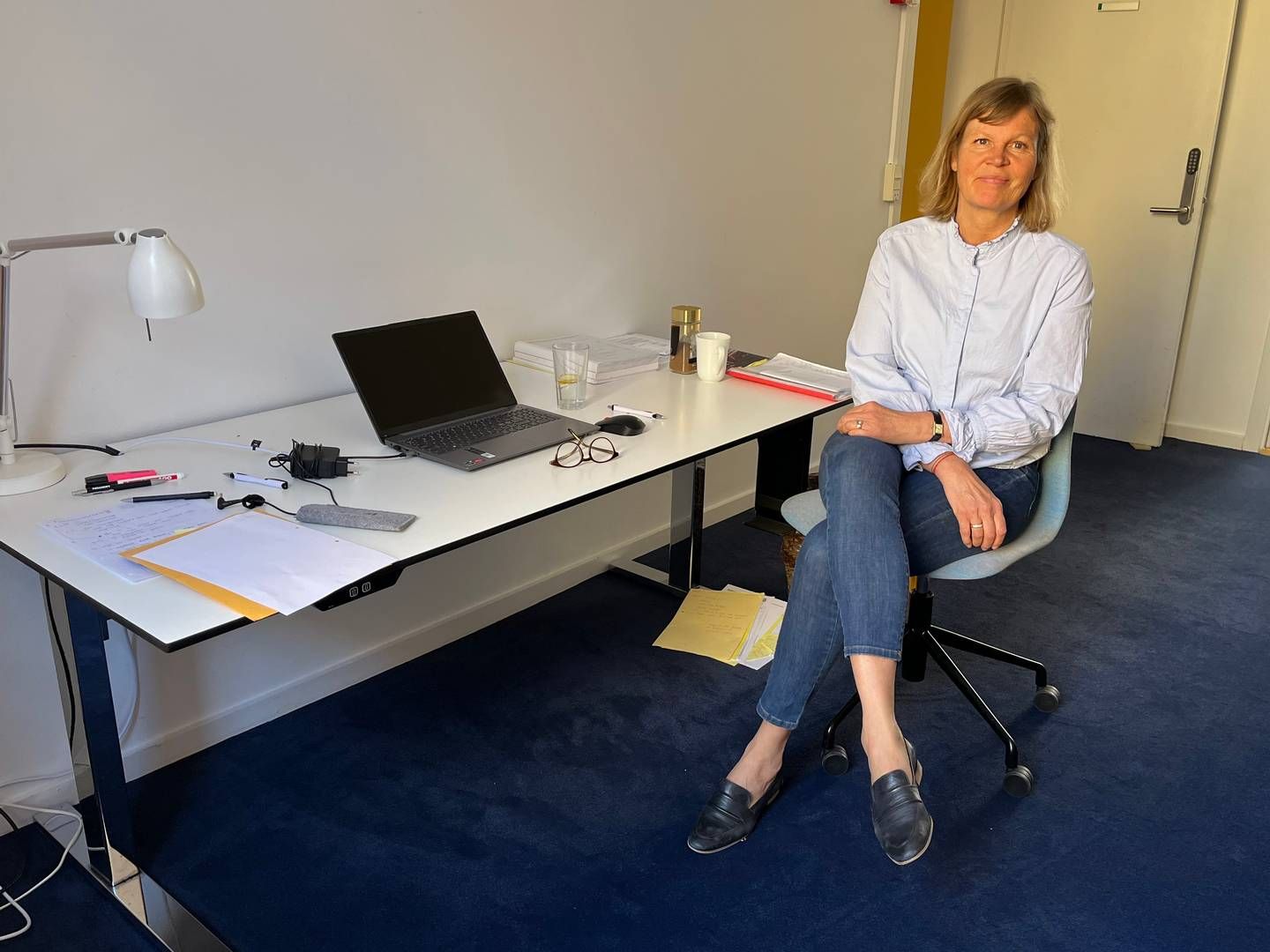 Ellen Margrethe Bleeg har endnu ikke fået færdigindrettet sit kontor, men klarer sig foreløbig med sin laptop, et nyindkøbt hæve-sænkebord og en lånt kontorstol. | Foto: Birgit Straarup / Watch Medier