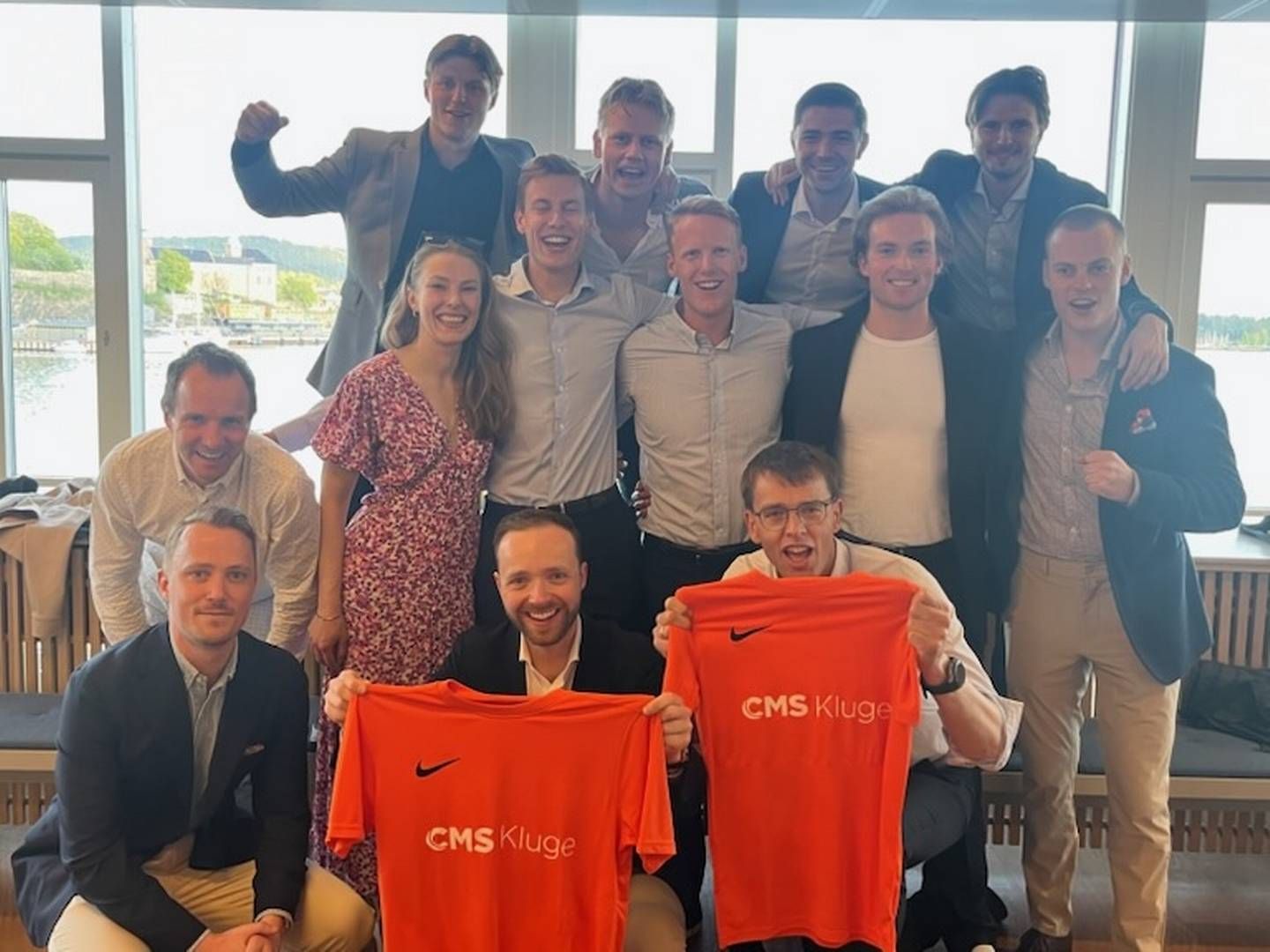 CMS KLUGE: Disse utgjorde laget til CMS Kluge 1 (ikke alle var til stede da bildet ble tatt): Andreas Ihle, Christina Elisabeth Lavold, Dag Thomas Hansson, Espen Nyland, Fredrik Sørnes, Georg Dahlen, Henrik Grønstad, Herman Bostad, Håvard Berntzen, Nicolay Arntzen Bondi, Peder Mæhle, Sander Pettersen, Sindre Ruud, Sondre Nilsen Rødevand og Vebjørn Hegdal. | Foto: Innsendt