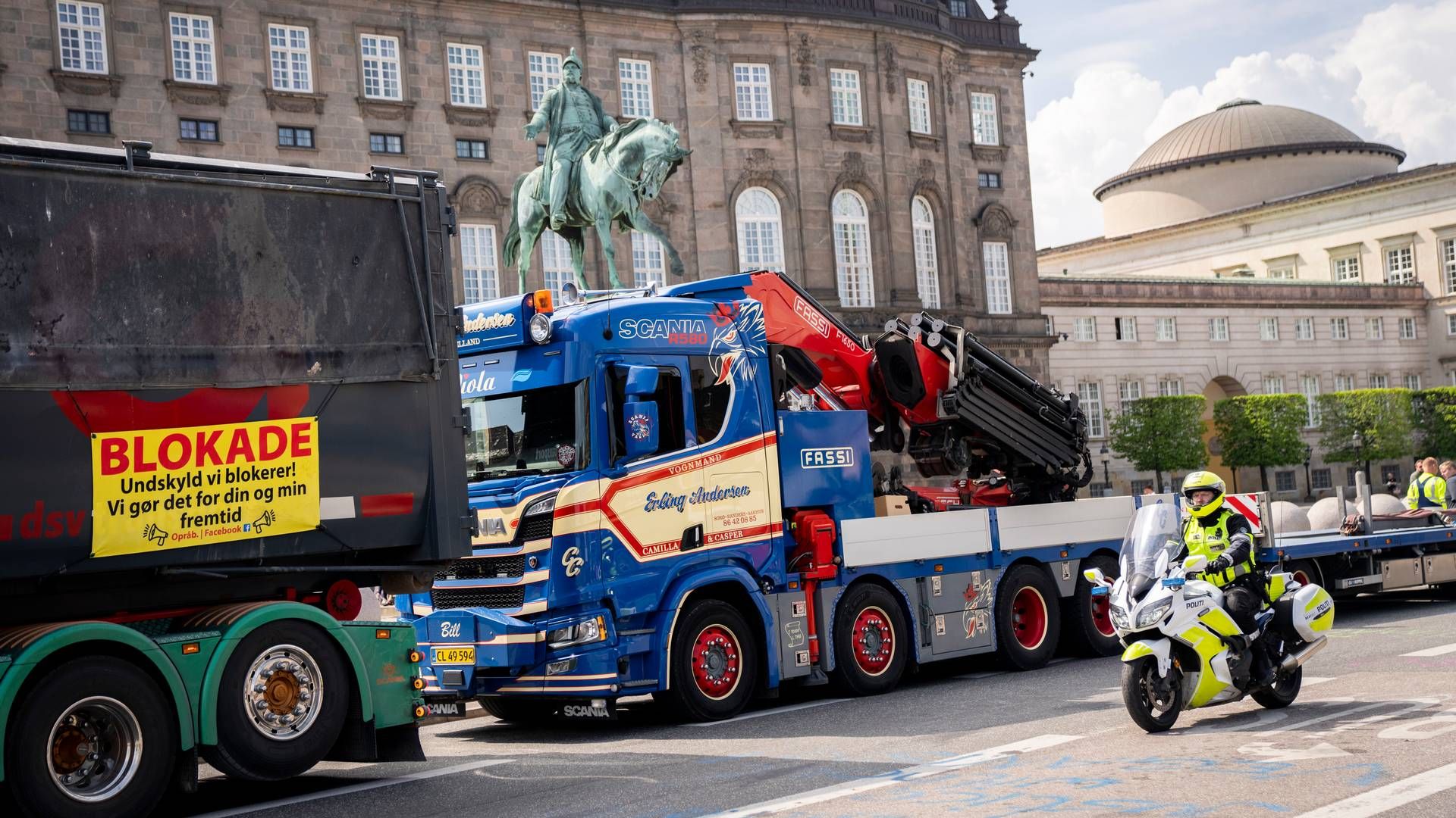 Mandag har vognmænd blokeret vejene flere steder i landet i protest mod den kommende vejafgift. Her foran Christiansborg. | Foto: Ida Marie Odgaard/Ritzau Scanpix