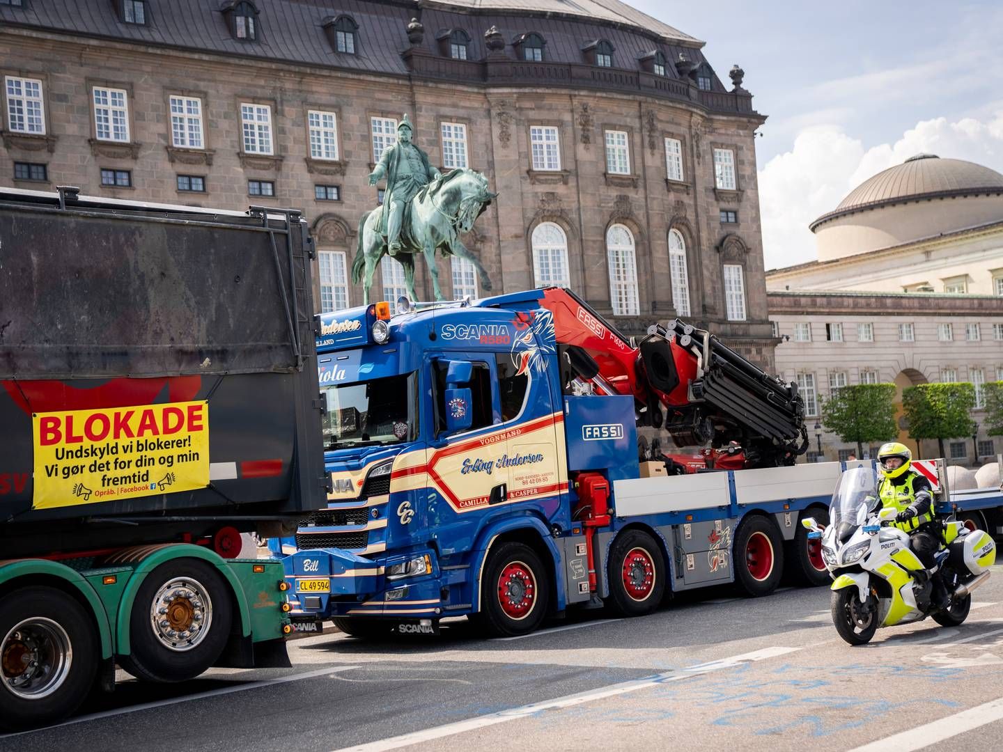 Mandag har vognmænd blokeret vejene flere steder i landet i protest mod den kommende vejafgift. Her foran Christiansborg. | Foto: Ida Marie Odgaard/Ritzau Scanpix