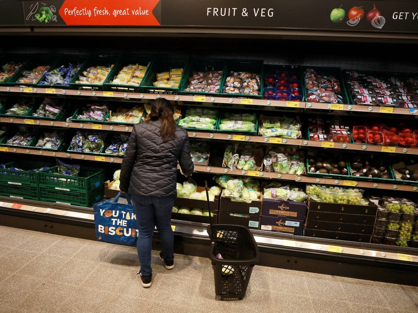 De britiske detailhandlere har hævet priserne på egne varer på det sidste. Her leder en dame efter frugt og grønt i en Aldi i Altrincham. | Foto: Phil Noble