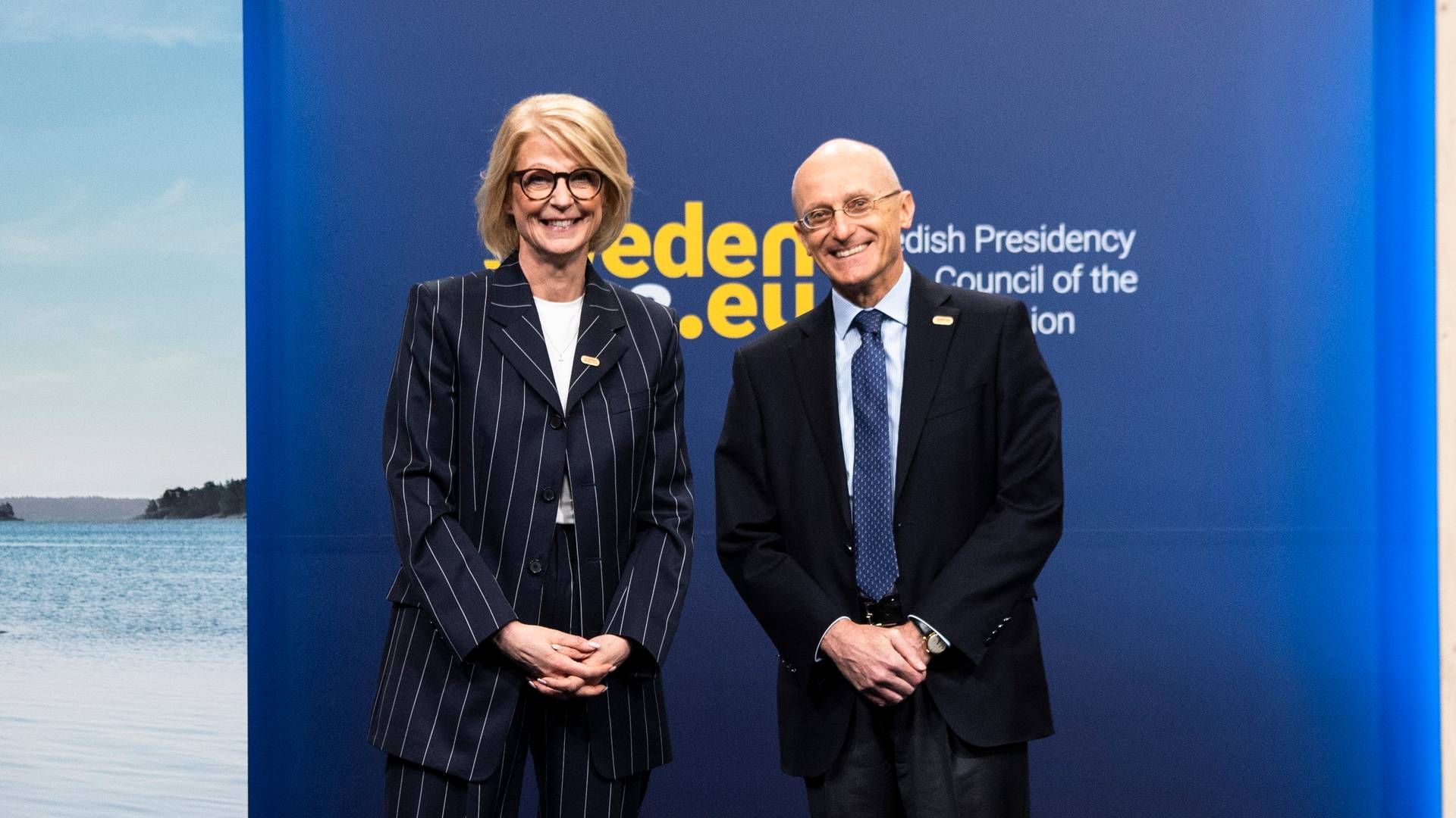 Andrea Enria mit der schwedischen Finanzministerin Elisabeth Svantesson in Stockholm im April 2023. | Foto: picture alliance / ASSOCIATED PRESS | Caisa Rasmussen