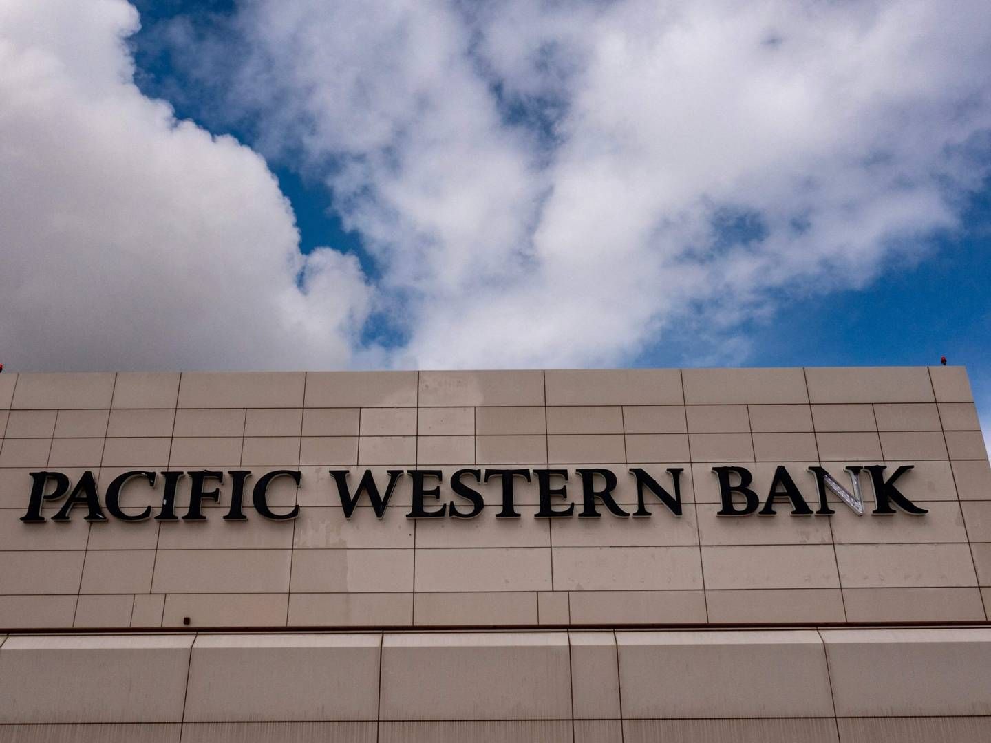 Bekymringerne om en eskalerende bankkrise i USA er lettet, efter Western Alliance har kunnet melde om stor indlånsvækst. Det har bl.a. løftet aktiekursen på Pacwest. | Foto: David Mcnew/AFP/Ritzau Scanpix