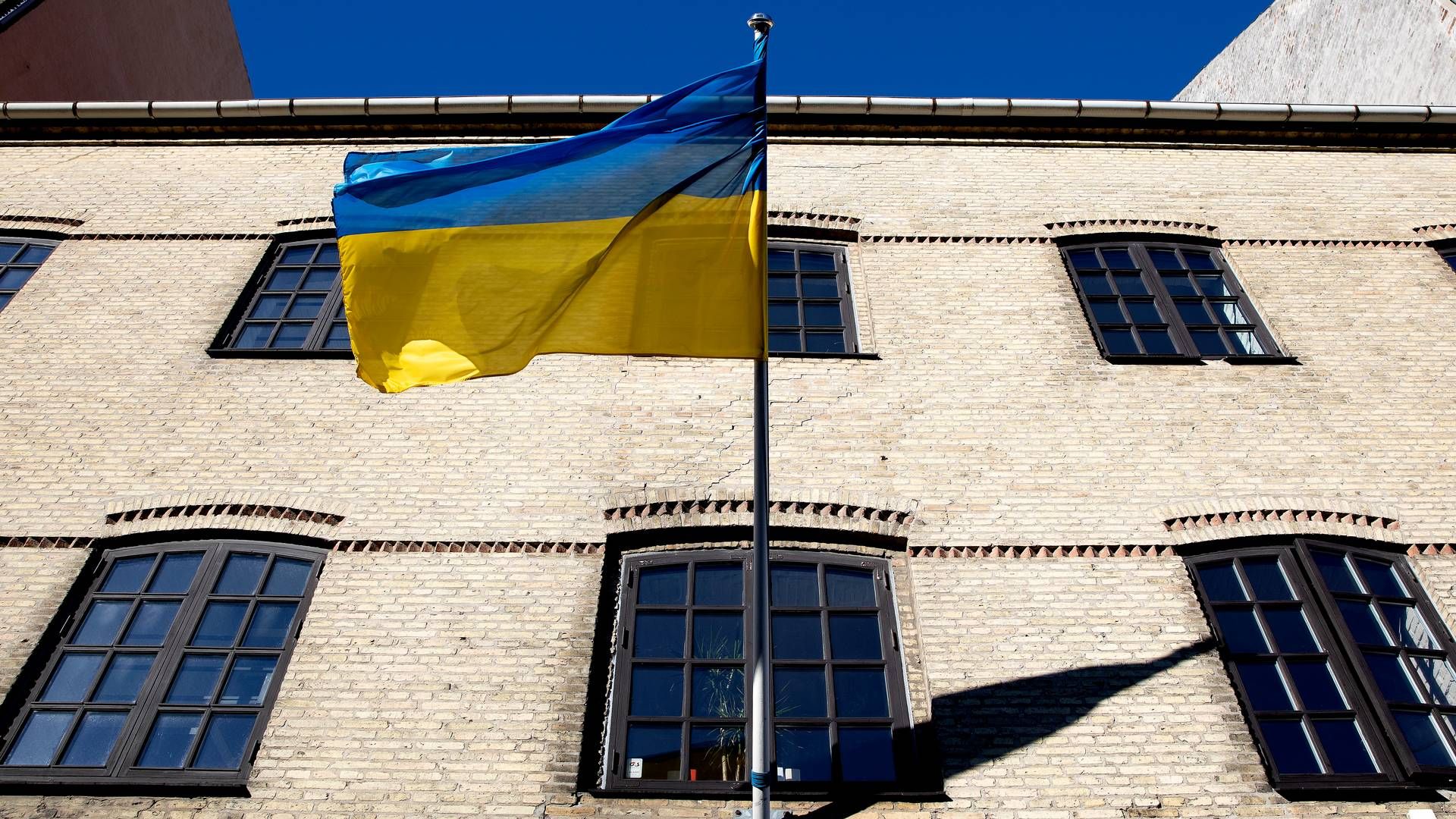 Det ukrainske flag vajer her på landets ambassade i København. | Foto: Finn Frandsen
