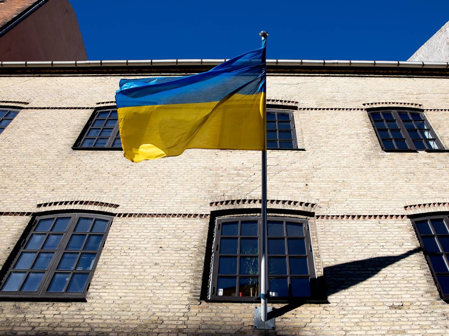 Det ukrainske flag vajer her på landets ambassade i København. | Foto: Finn Frandsen