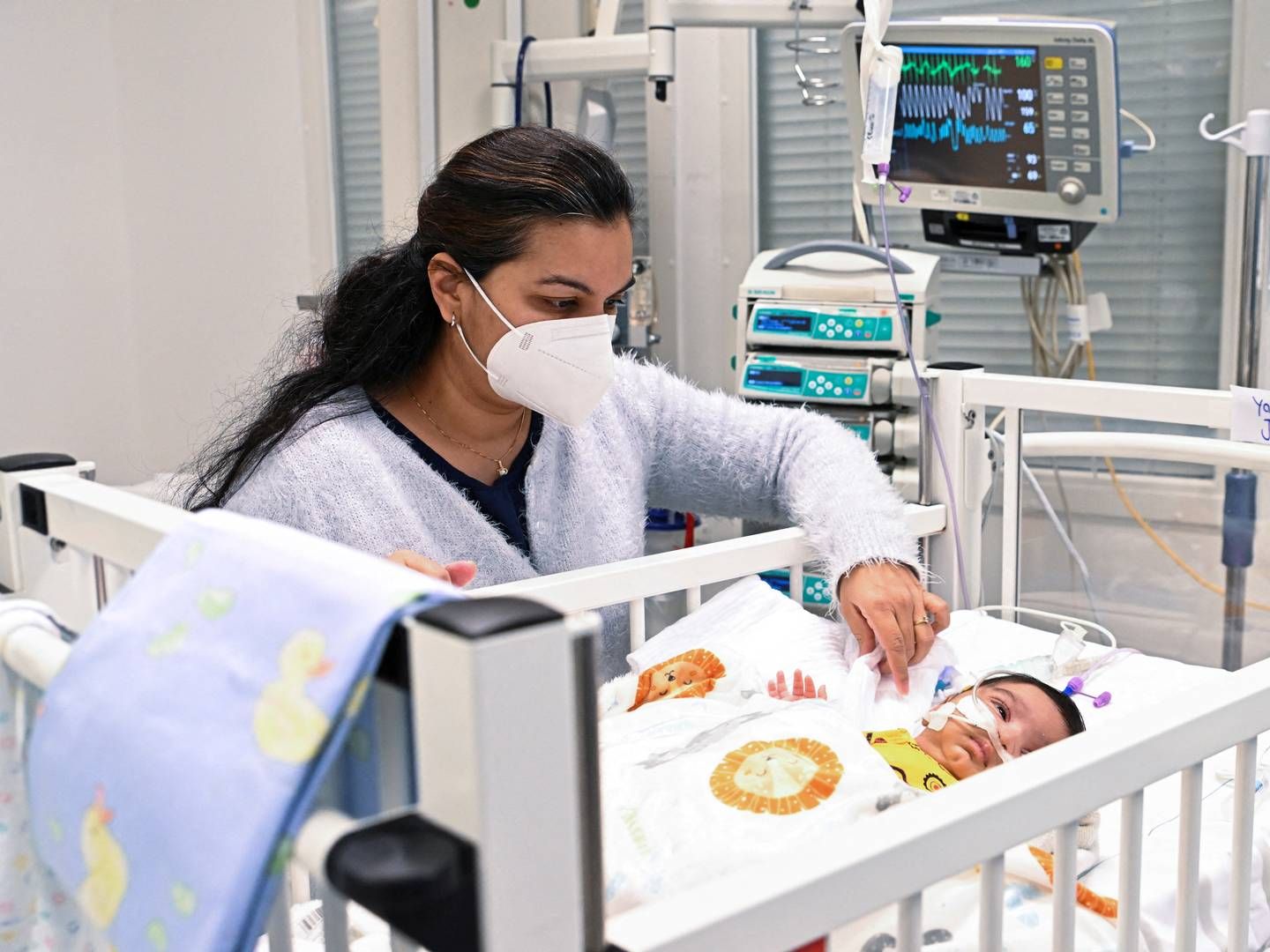 A woman watches over her child, suffering from the RS Virus at a hospital in Sankt Augustin, Germany. | Photo: Benjamin Westhoff