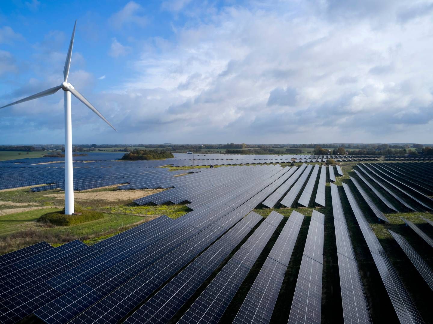 Solar PV and wind turbines should be allowed to take up more space if the EU is to achieve its renewable energy targets. But challenges are mounting. | Foto: Jens Dresling