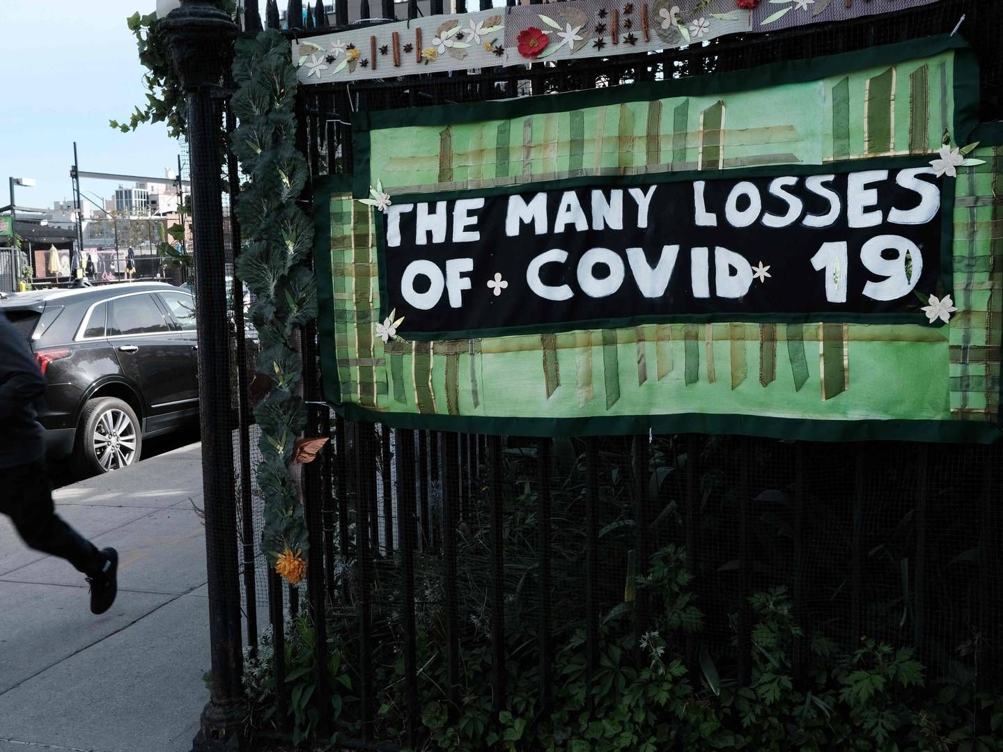 Skilt på et hegn til en kirkegård i Brooklyn i New York. | Foto: Spencer Platt