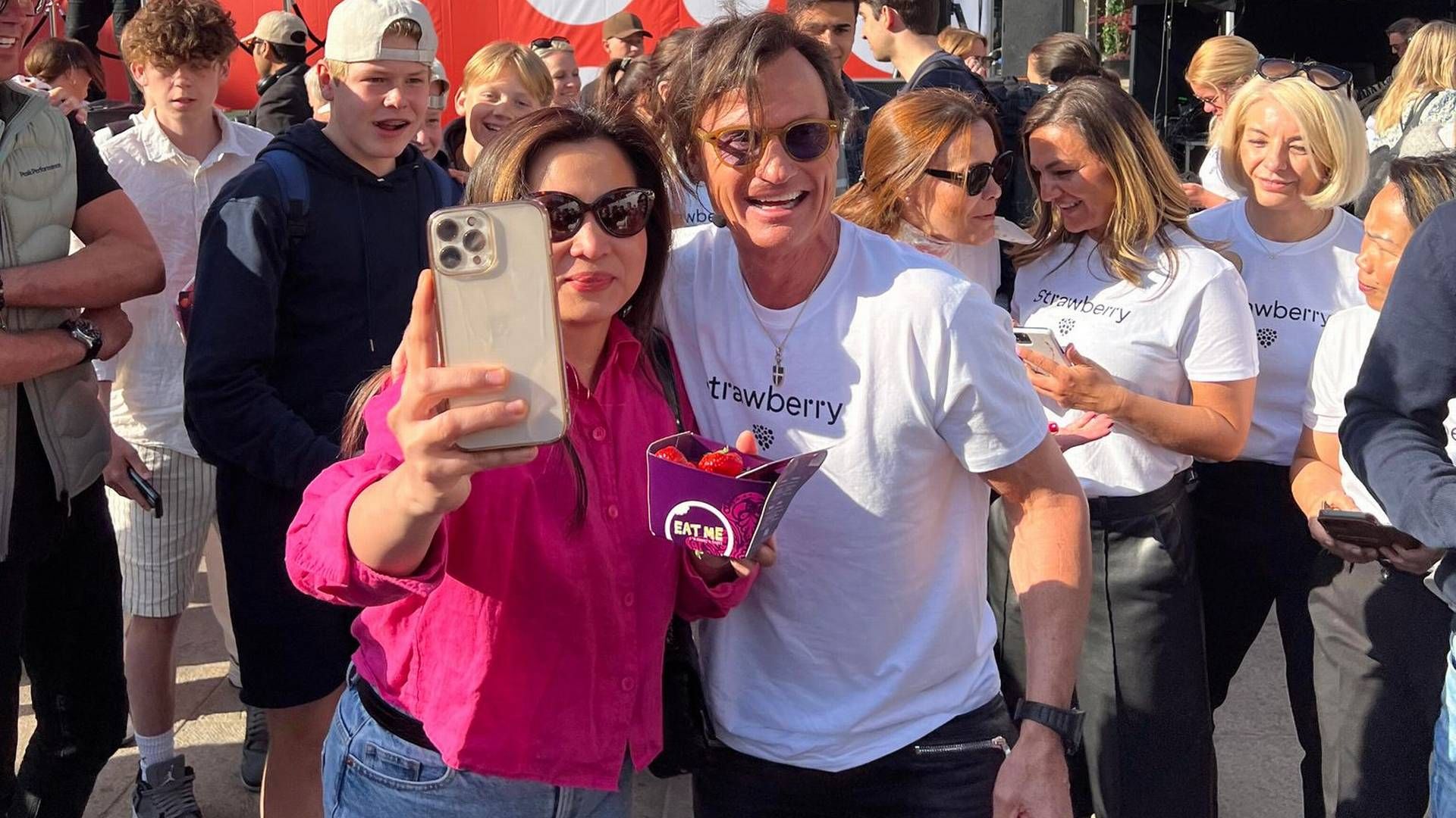 STRAWBERRY: Flere av de fremmøtte tok selfie med Petter Stordalen på Jernbanetorget mandag i forbindelse med navnebyttet fra Nordic Choice Hotels til Strawberry. | Foto: Johannes Enli Kalleberg