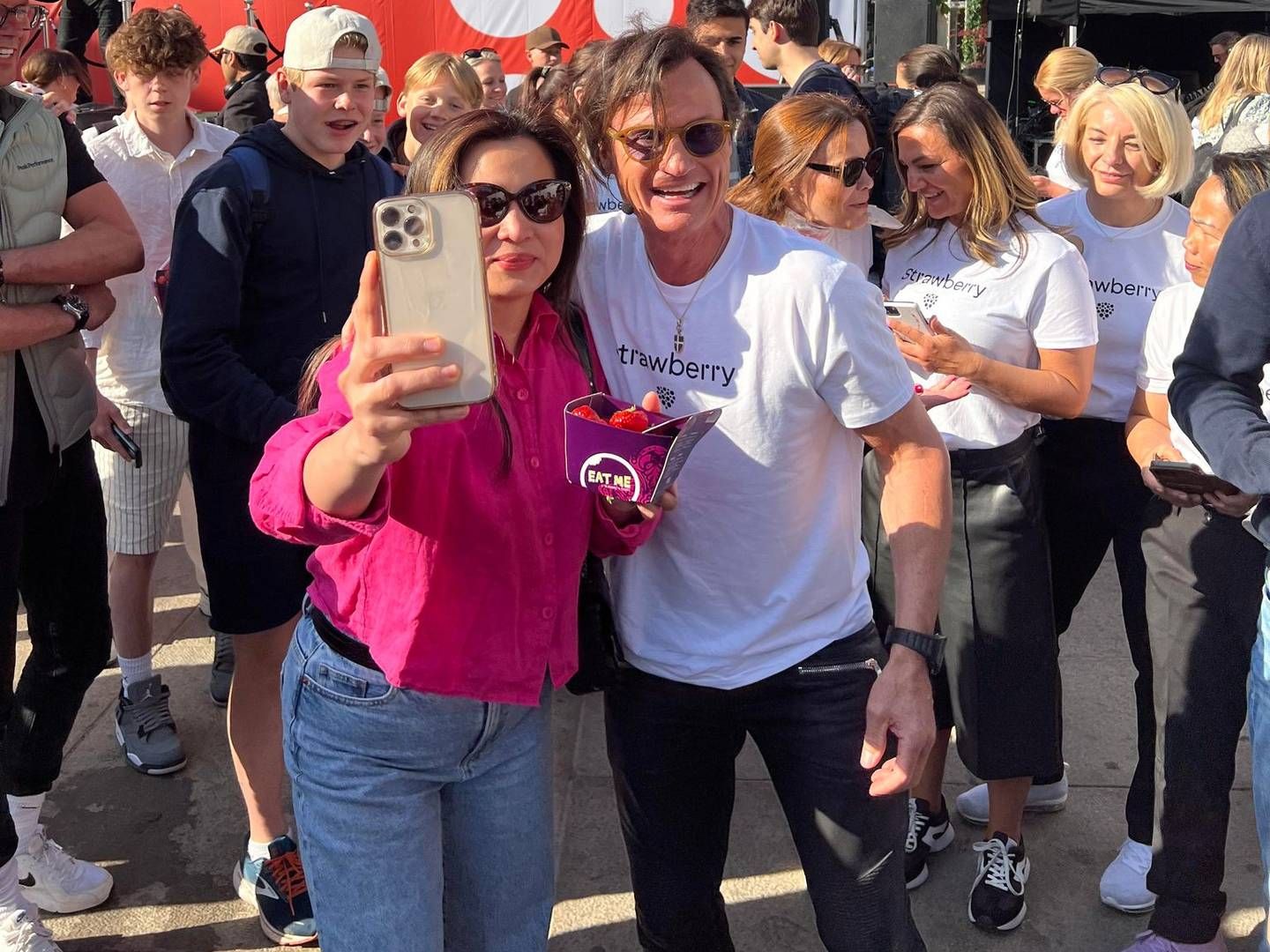 STRAWBERRY: Flere av de fremmøtte tok selfie med Petter Stordalen på Jernbanetorget mandag i forbindelse med navnebyttet fra Nordic Choice Hotels til Strawberry. | Foto: Johannes Enli Kalleberg