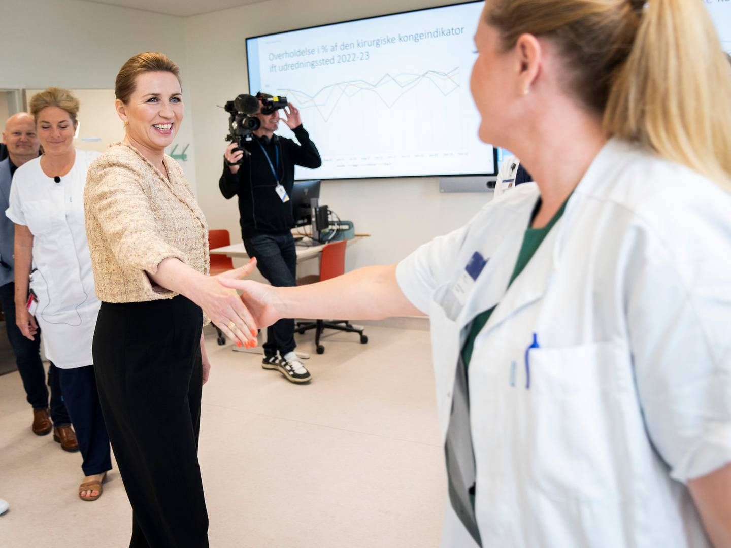 Statsminister Mette Frederiksen (S), udenrigsminister Lars Løkke Rasmussen (M) samt indenrigs- og sundhedsminister Sophie Løhde (V) vises rundt på Rigshospitalet i København inden pressemøde tirsdag den 23. maj 2023. | Foto: Ida Marie Odgaard/Ritzau Scanpix